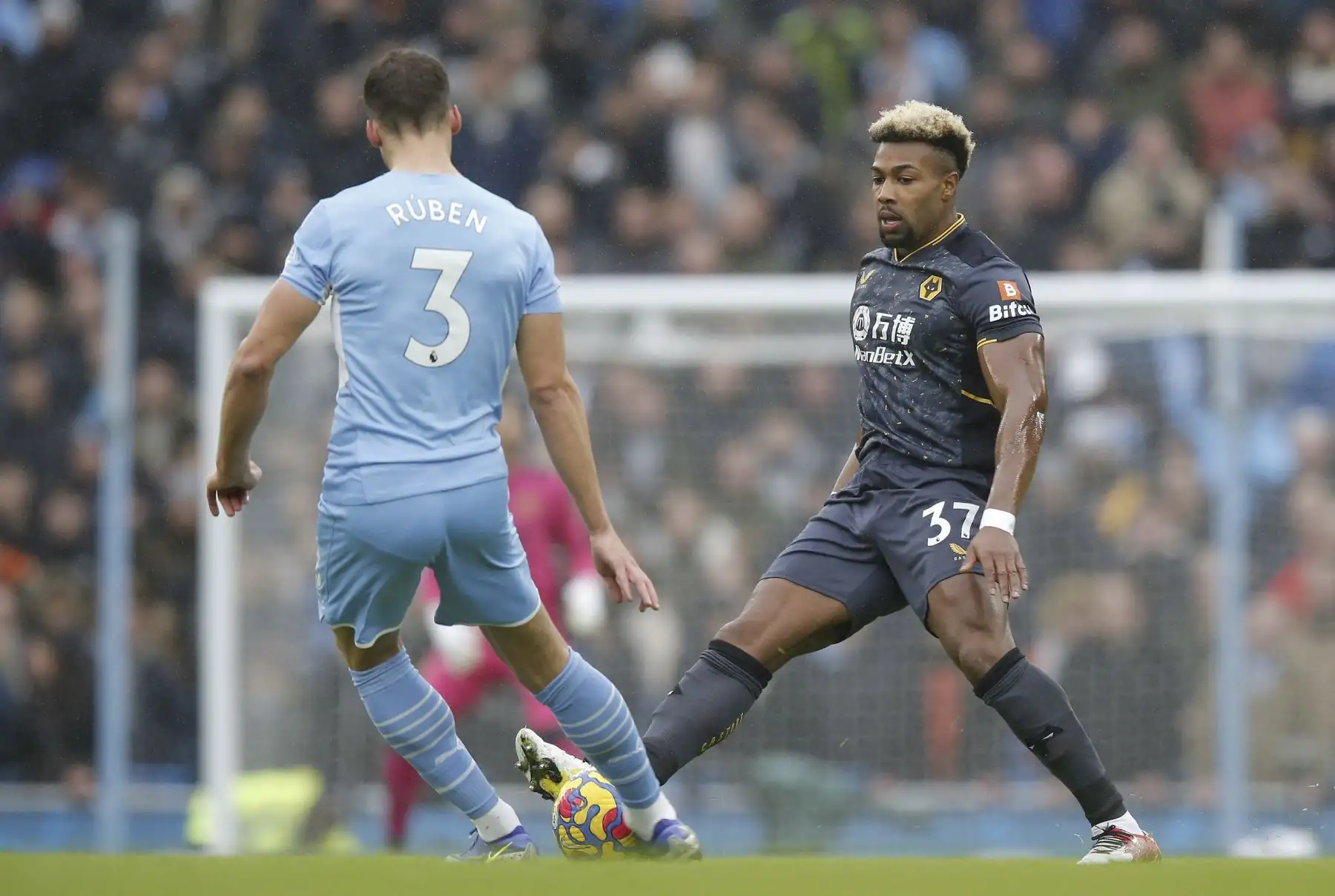 Ruben Dias del Manchester City y Adama Traore del Wolverhampton en acción durante el partido de la Premier League. Foto: EFE