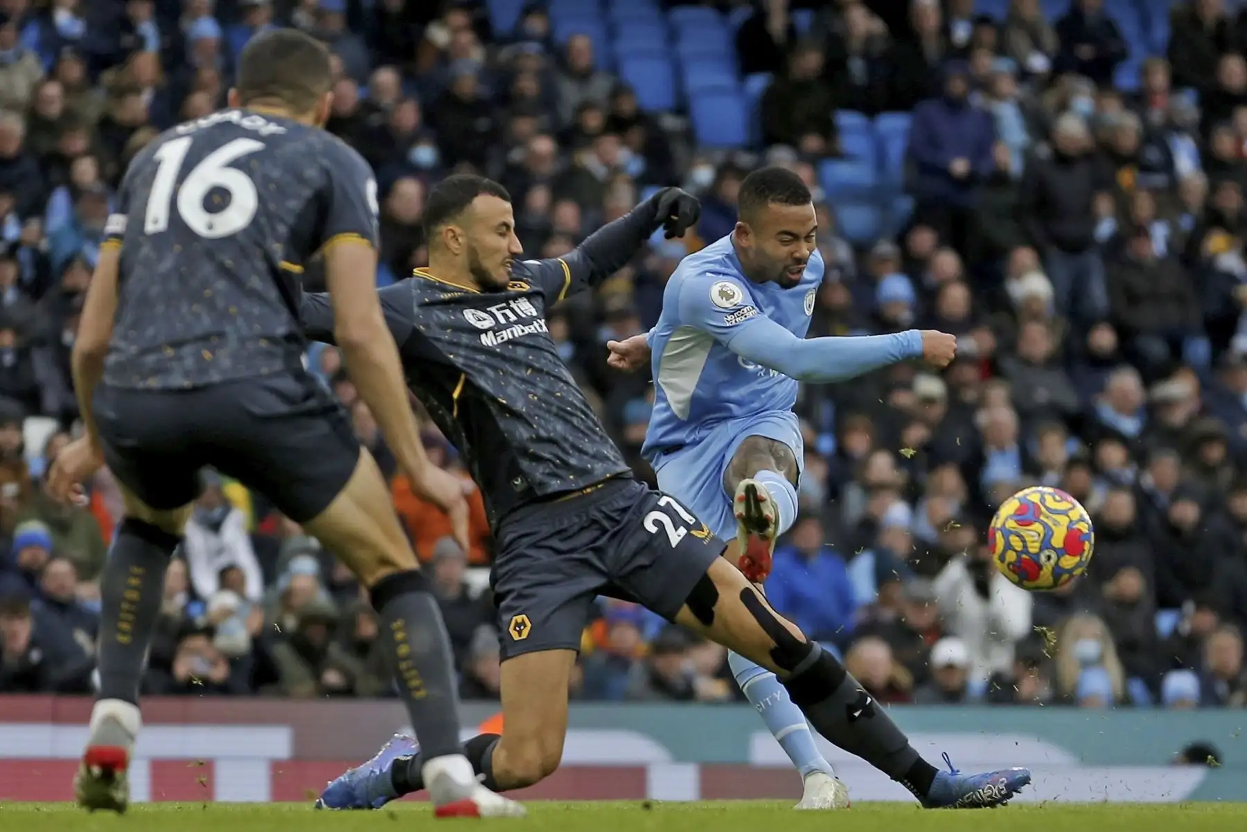 Gabriel Jesus del Manchester City en acción contra Romain Saiss del Wolverhampton durante el partido de la Premier League. Foto: EFE