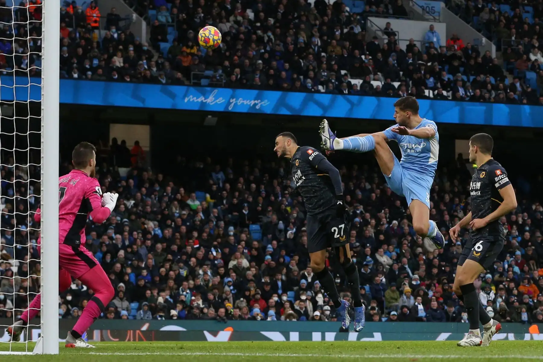 El defensor portugués del Manchester City, Ruben Dias, pierde una oportunidad de gol durante el partido de la Premier League. Foto: AFP