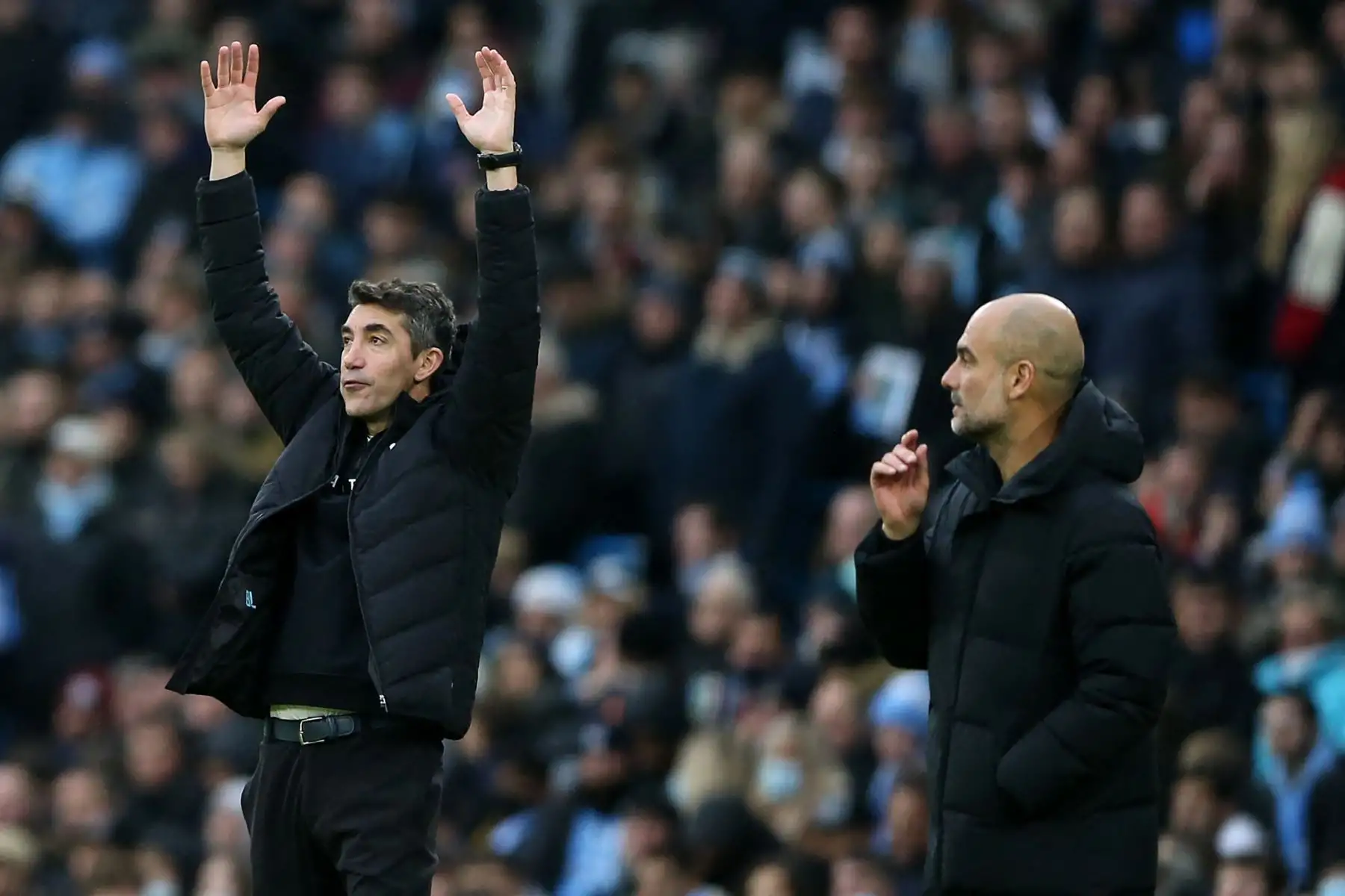 El entrenador portugués de Wolverhampton Wanderers, Bruno Lage, hace un gesto mientras el técnico español del Manchester City, Pep Guardiola, observa durante el partido de la Premier League. Foto: AFP