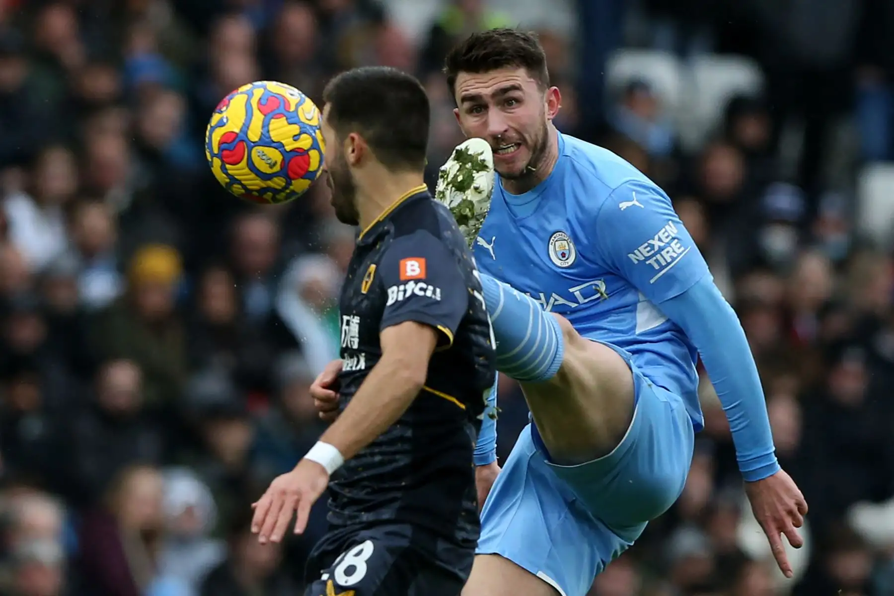 El mediocampista portugués del Wolverhampton Wanderers Joao Moutinho compite con el defensor francés del Manchester City Aymeric Laporte durante el partido de la Premier League. Foto: AFP