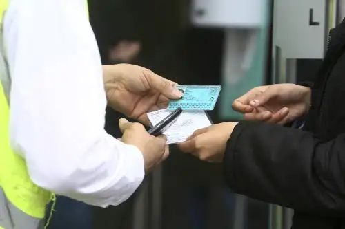 La verificación del carnet físico y virtual que acredite el cumplimento del esquema de vacunación debe realizarse con algún documento oficial de identidad, señaló Cevallos. Foto: ANDINA/Vidal Tarqui