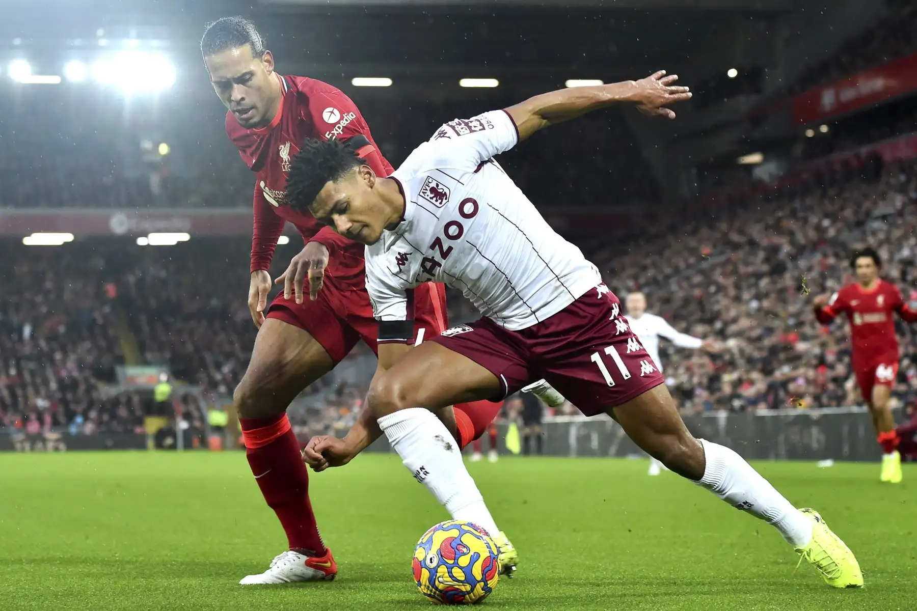 Ollie Watkins del Aston Villa en acción contra Virgil van Dijk del Liverpool durante el partido de la Premier League. Foto: EFE