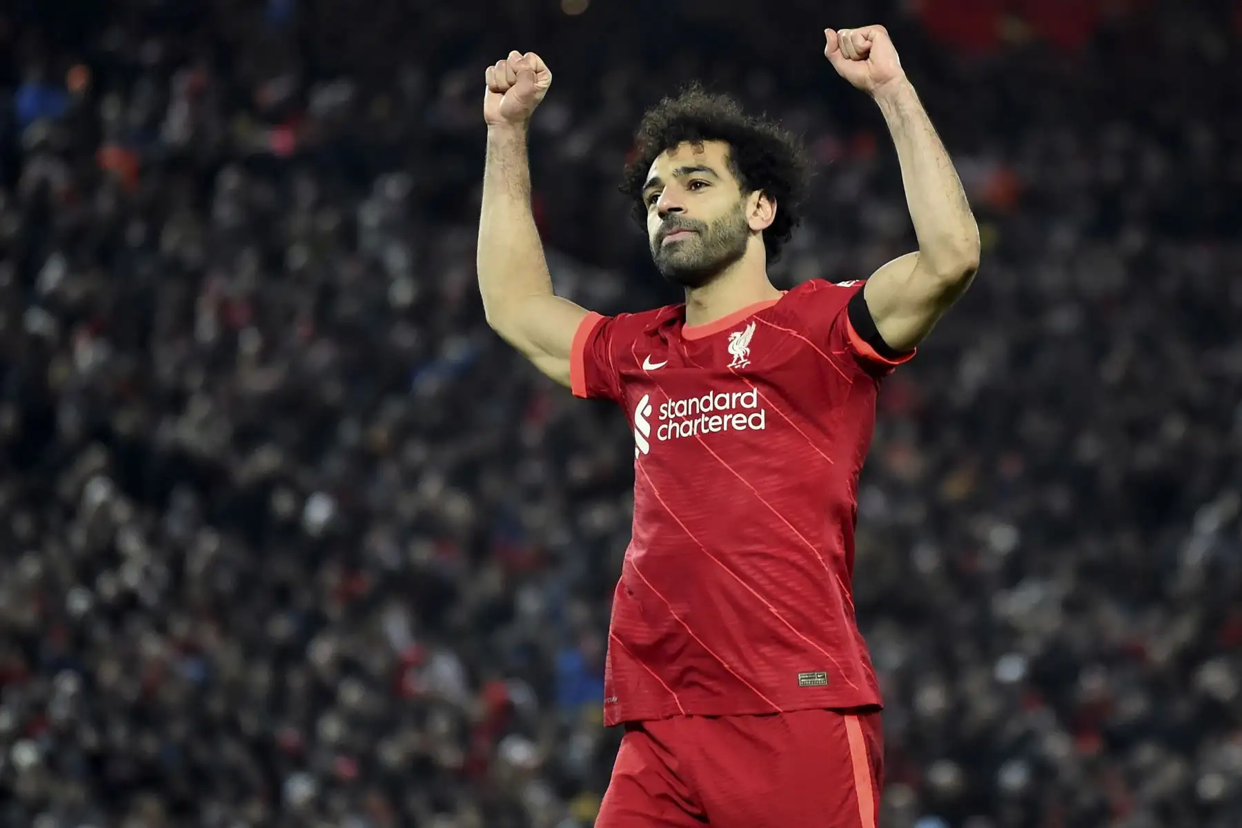 Mohamed Salah de Liverpool celebra tras anotar la ventaja de 1-0 al Aston Villa desde el punto de penalti por la Premier League. Foto: EFE