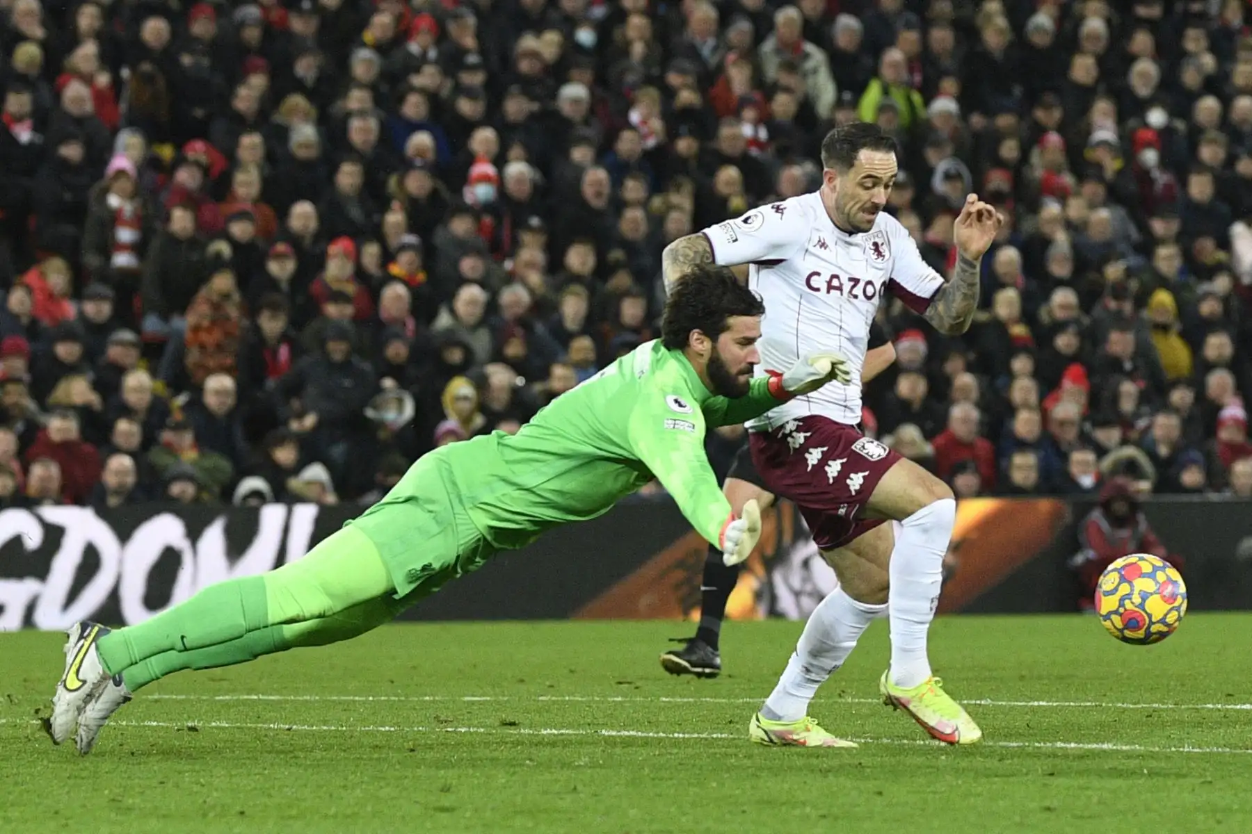 El portero brasileño del Liverpool Alisson Becker evita un disparo del delantero inglés de Aston Villa, Danny Ings, durante el partido de la Premier League. Foto: AFP