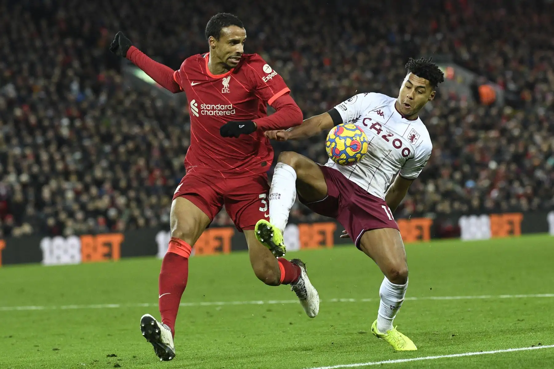 El defensor camerunés del Liverpool, Joel Matip, compite con el delantero inglés del Aston Villa, Ollie Watkins, durante el partido de la Premier League. Foto: AFP