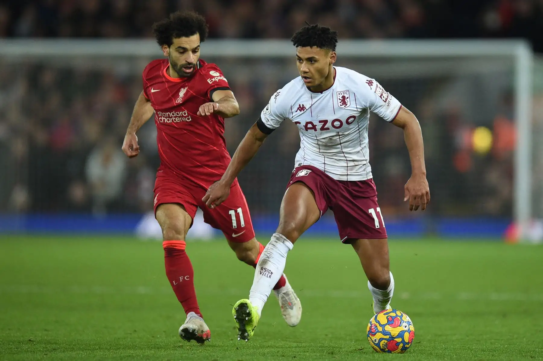 El mediocampista egipcio del Liverpool, Mohamed Salah, compite con el delantero inglés de Aston Villa, Ollie Watkins, durante el partido de la Premier League. Foto: AFP