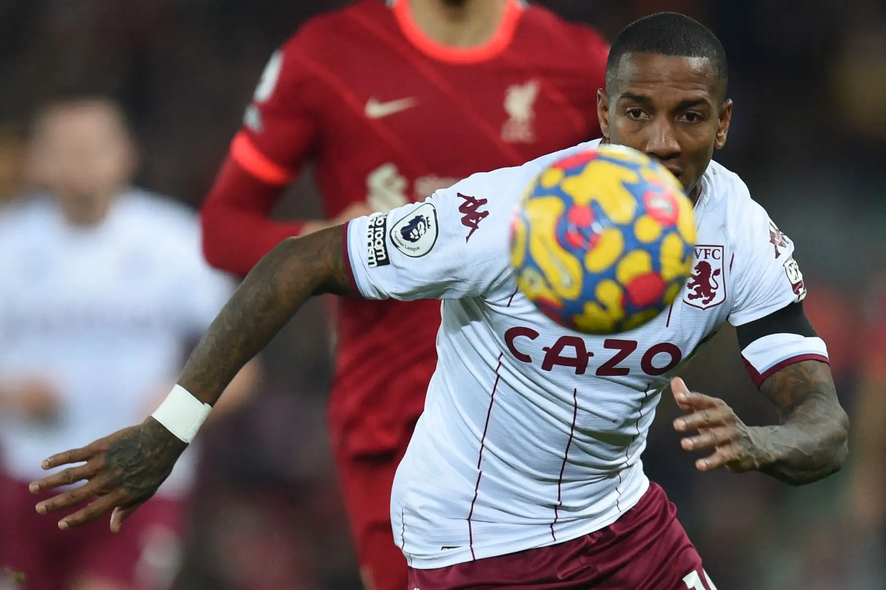 El defensor inglés del Aston Villa Ashley Young controla el balón durante el partido de la Premier League. Foto: AFP