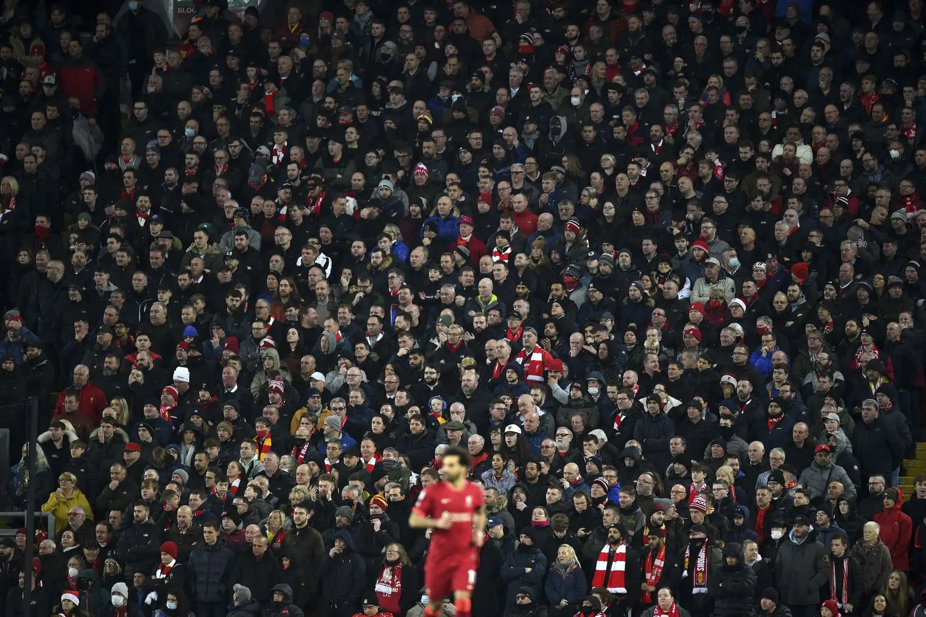 El centrocampista egipcio del Liverpool Mohamed Salah corre mientras los espectadores observan la acción durante el partido de la Premier League. Foto: AFP
