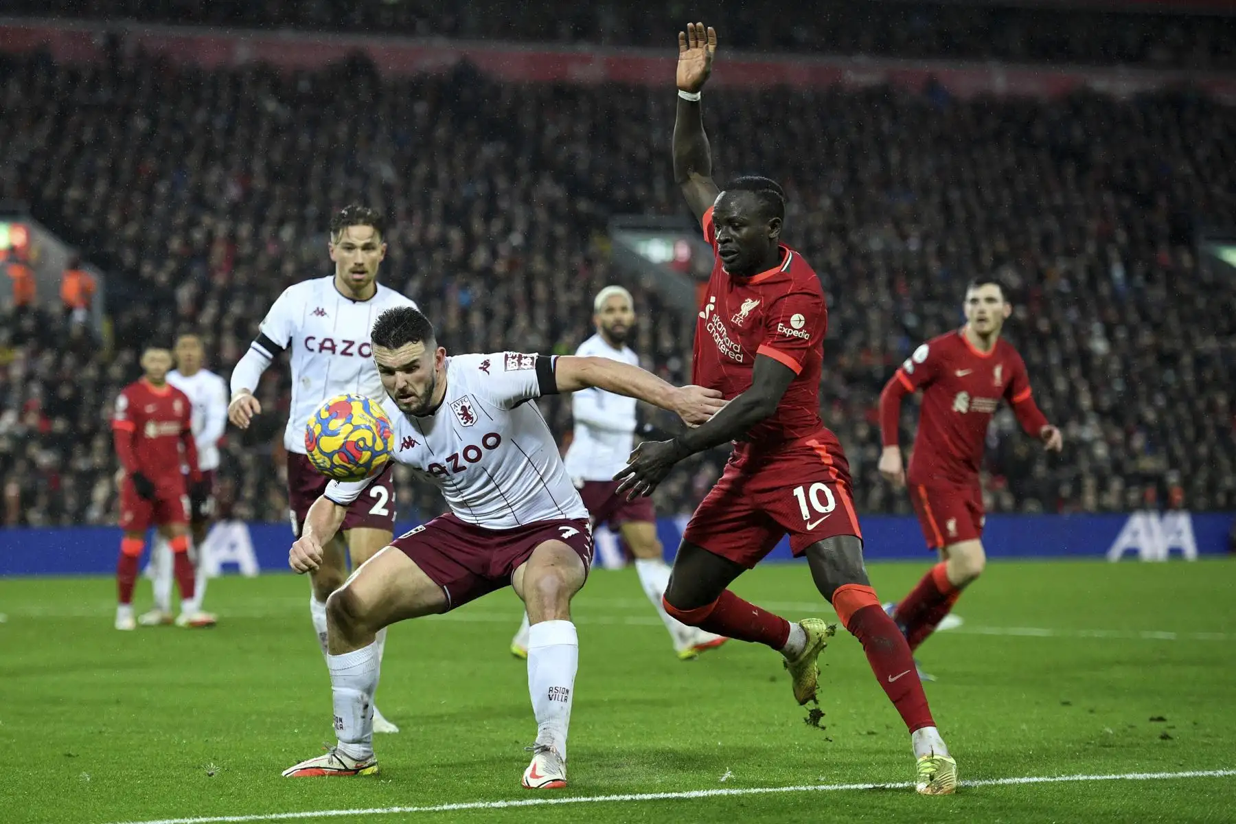 El centrocampista escocés del Aston Villa, John McGinn, compite con el delantero senegalés del Liverpool, Sadio Mane, durante el partido de la Premier League. Foto: AFP