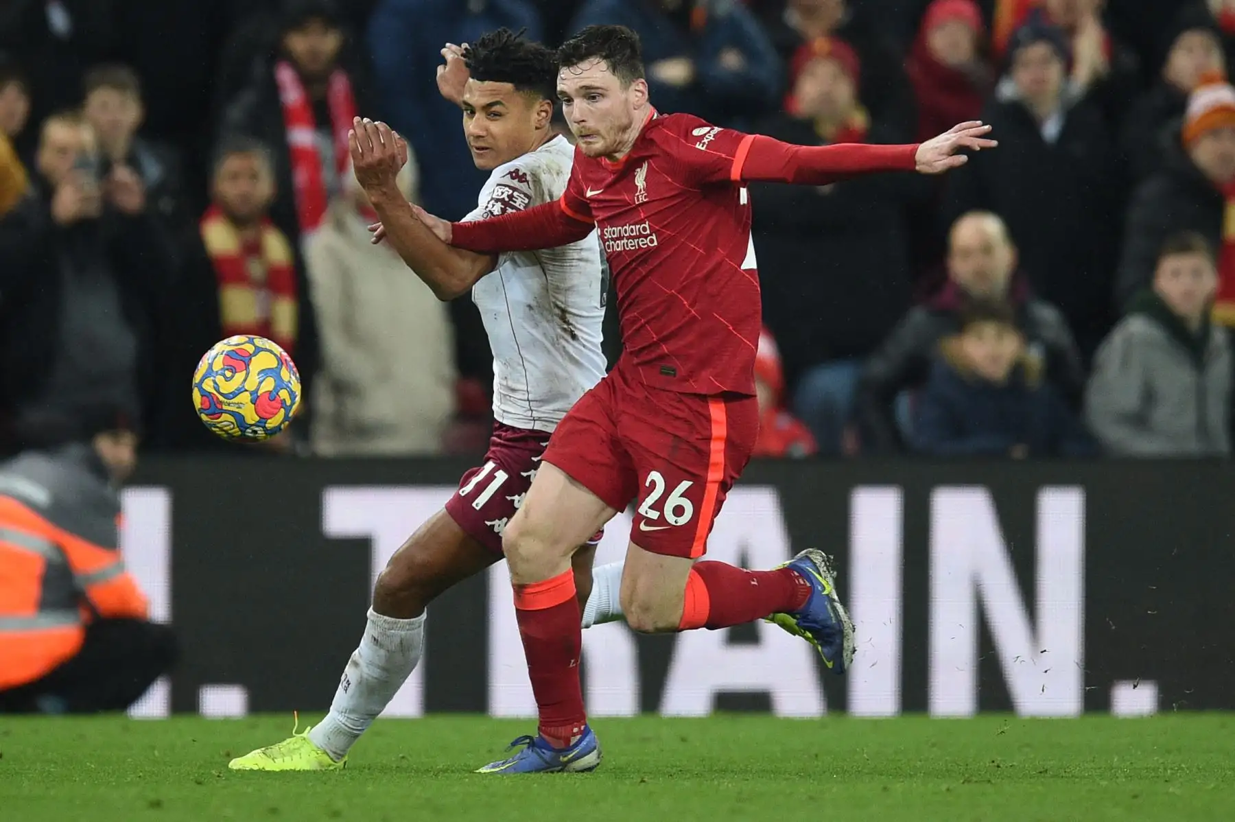 El delantero inglés de Aston Villa Ollie Watkins compite con el defensor escocés del Liverpool Andrew Robertson durante el partido de la Premier League. Foto: AFP