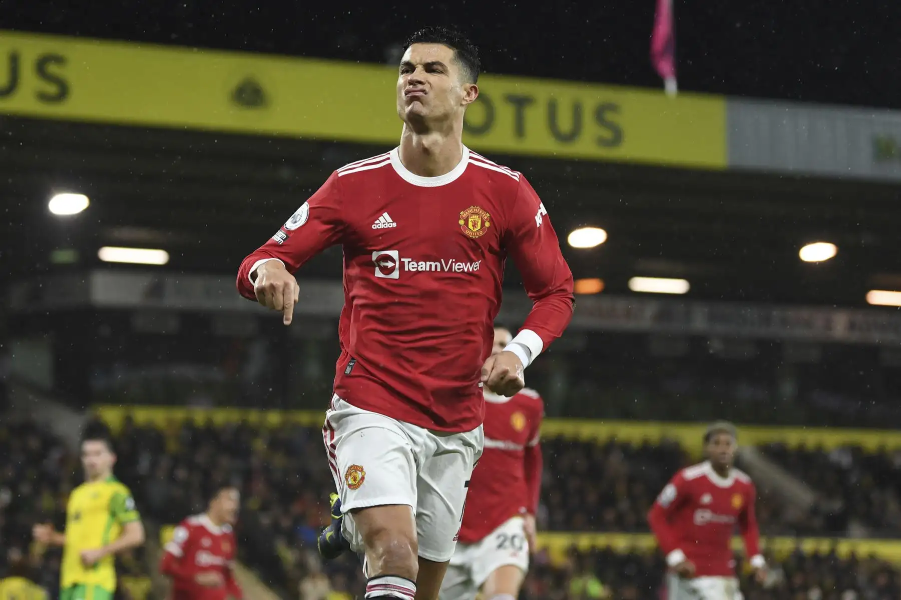 El delantero portugués del Manchester United, Cristiano Ronaldo, celebra tras anotar el gol inicial desde el punto de penalti durante el partido de la Premier League. Foto: AFP