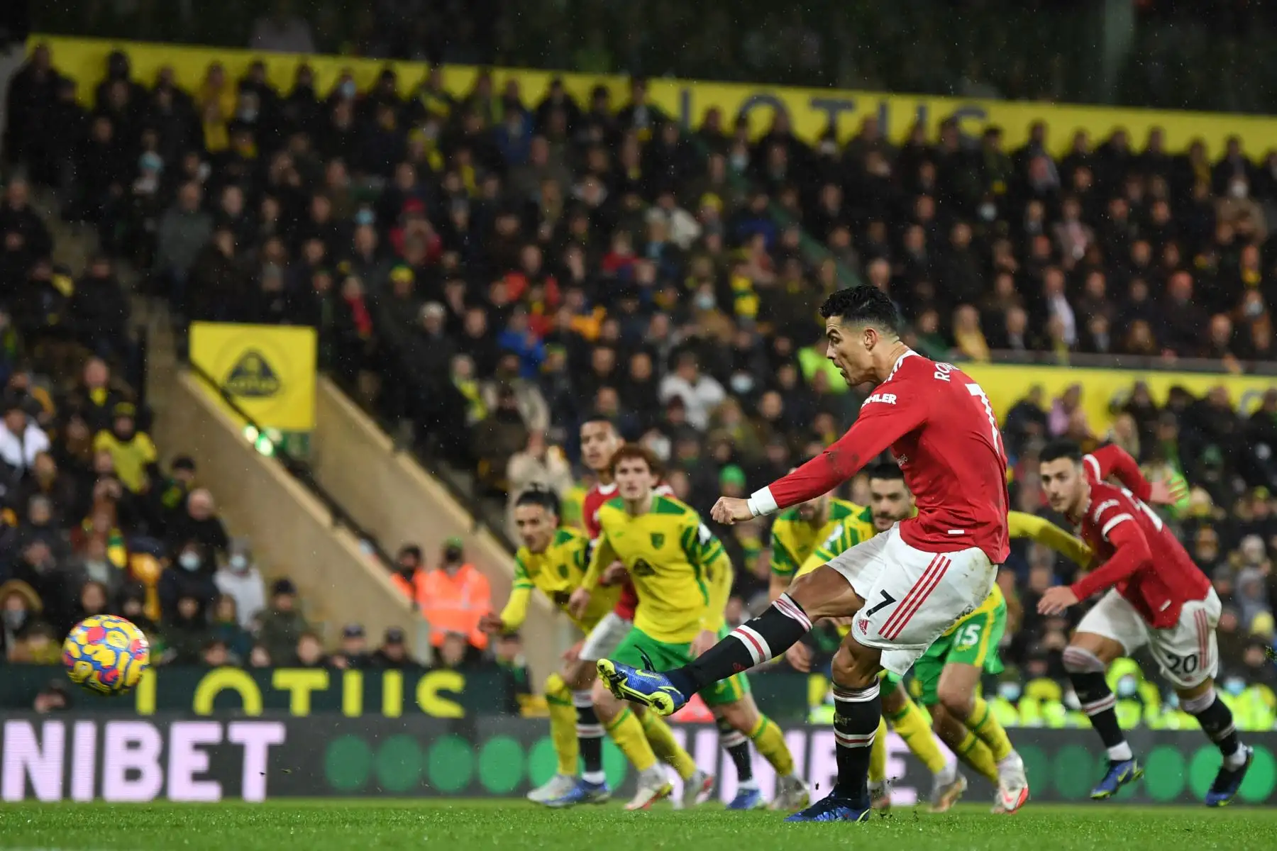 El delantero portugués del Manchester United, Cristiano Ronaldo, marca el primer gol desde el punto de penalti durante el partido de la Premier League. Foto: AFP
