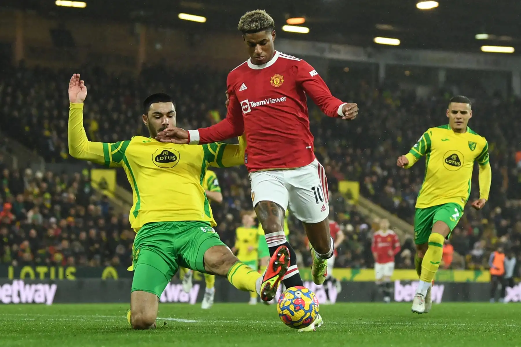 El defensor turco del Norwich City, Ozan Kabak, compite con el delantero inglés del Manchester United, Marcus Rashford durante el partido de la Premier League. Foto: AFP