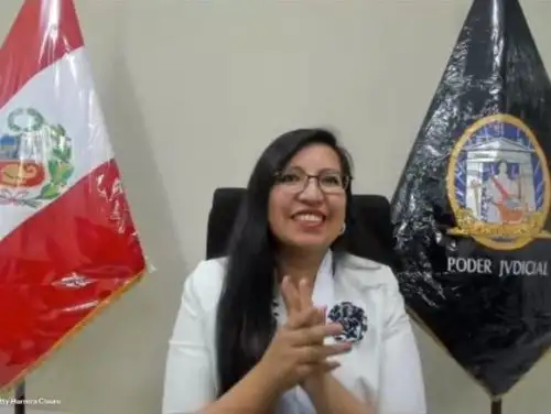 Jueza de Violencia Familiar de Arequipa, Crisley Herrera, recibe premio nacional por sentencia ejemplar.