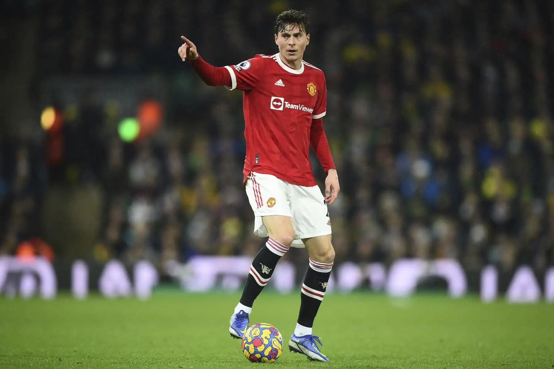 El defensor sueco del Manchester United Victor Lindelof busca jugar un pase durante el partido de la Premier League. Foto: AFP