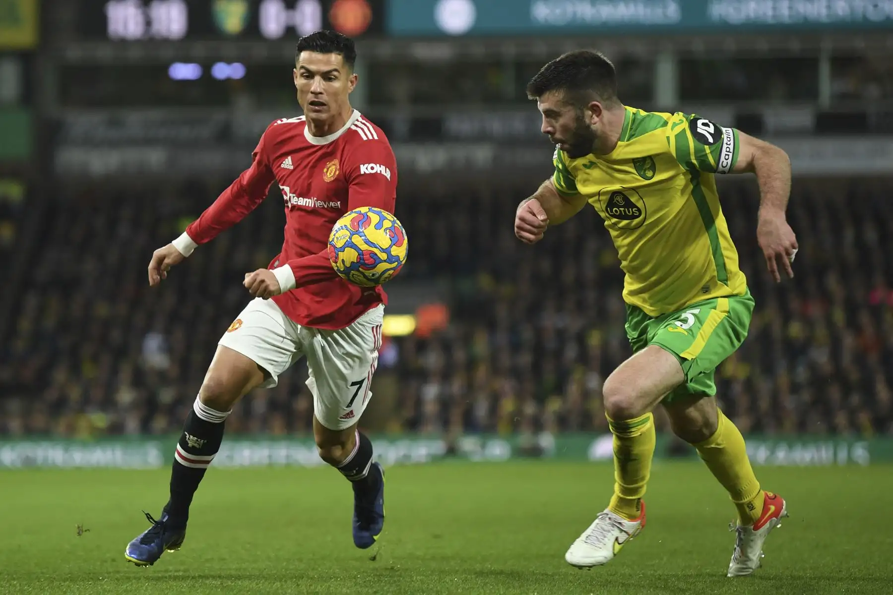 El delantero del Manchester United, Cristiano Ronaldo, compite con Grant Hanley del Norwich durante partido de la Premier League. Foto: AFP