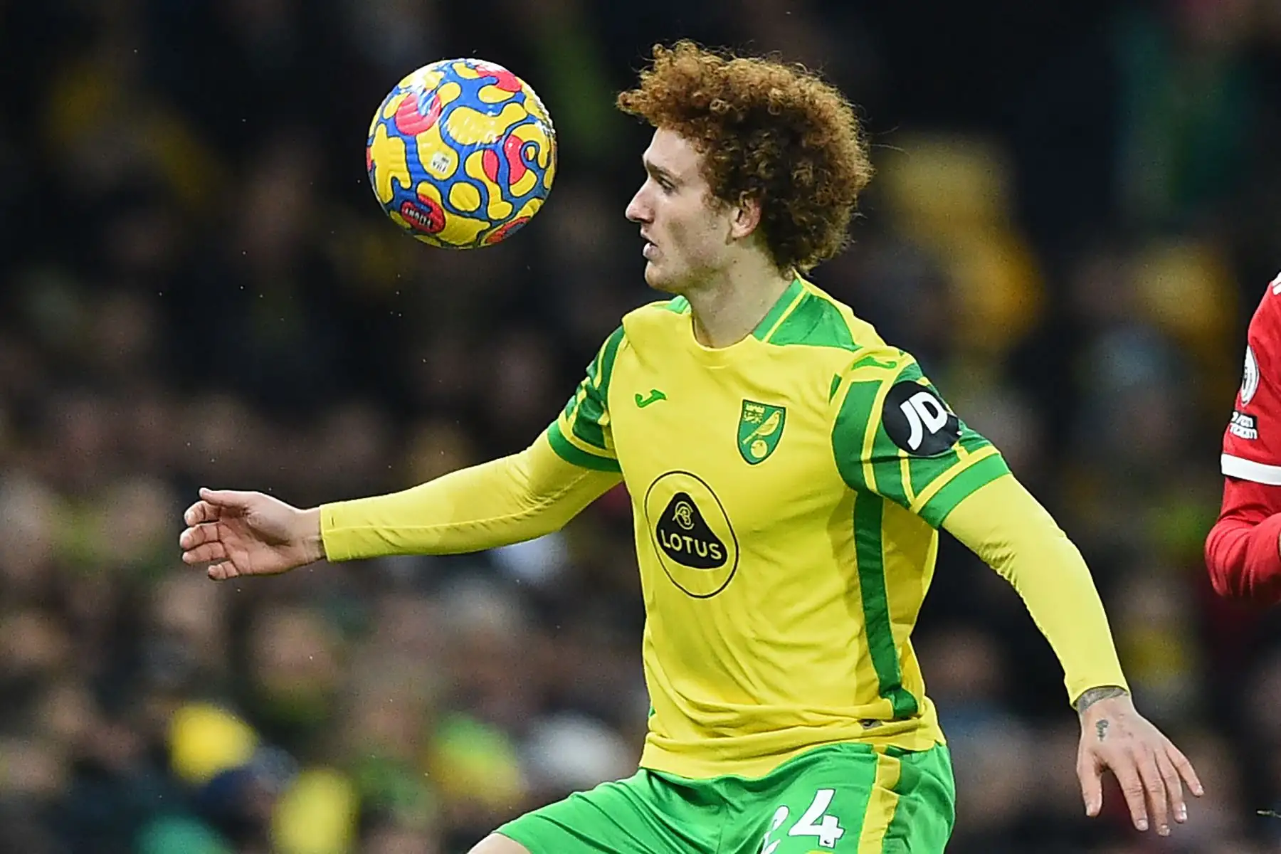 El delantero estadounidense de Norwich City Josh Sargent controla el balón durante el partido de la Premier League. Foto: AFP