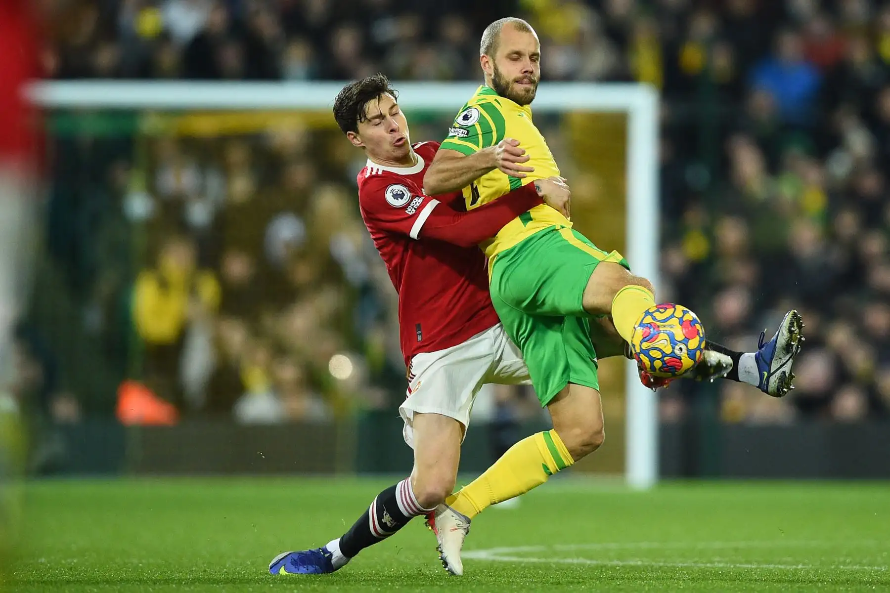 El delantero finlandés de Norwich City Teemu Pukki  compite con el defensor sueco del Manchester United Victor Lindelof durante el partido de la Premier League. Foto: AFP