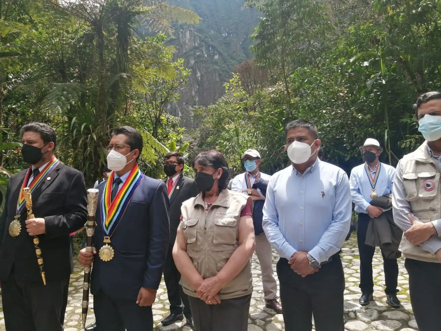 Autoridades de la Dirección Desconcentrada de Cultura de Cusco, del SERNANP y de la Municipalidad Distrital de Machupicchu, así como representantes de UNESCO en Perú, develaron una placa conmemorativa por la inscripción de Machupicchu en la Lista del Patrimonio Mundial Mixto Cultural y Natural de la UNESCO y plantaron árboles de quina en el principal destino turístico del país. Foto: Mincul