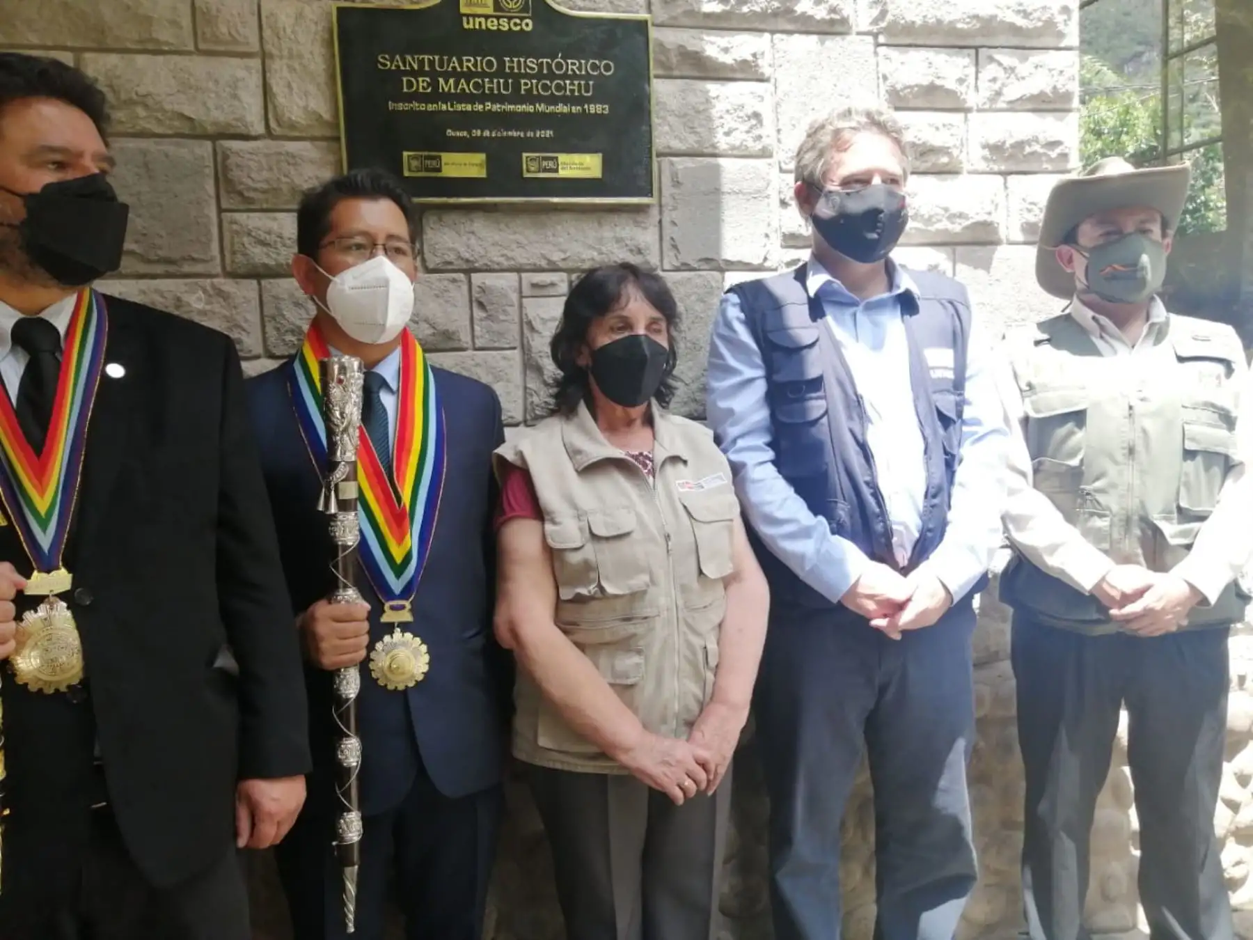 Autoridades de la Dirección Desconcentrada de Cultura de Cusco, del SERNANP y de la Municipalidad Distrital de Machupicchu, así como representantes de UNESCO en Perú, develaron una placa conmemorativa por la inscripción de Machupicchu en la Lista del Patrimonio Mundial Mixto Cultural y Natural de la UNESCO y plantaron árboles de quina en el principal destino turístico del país. Foto: Mincul