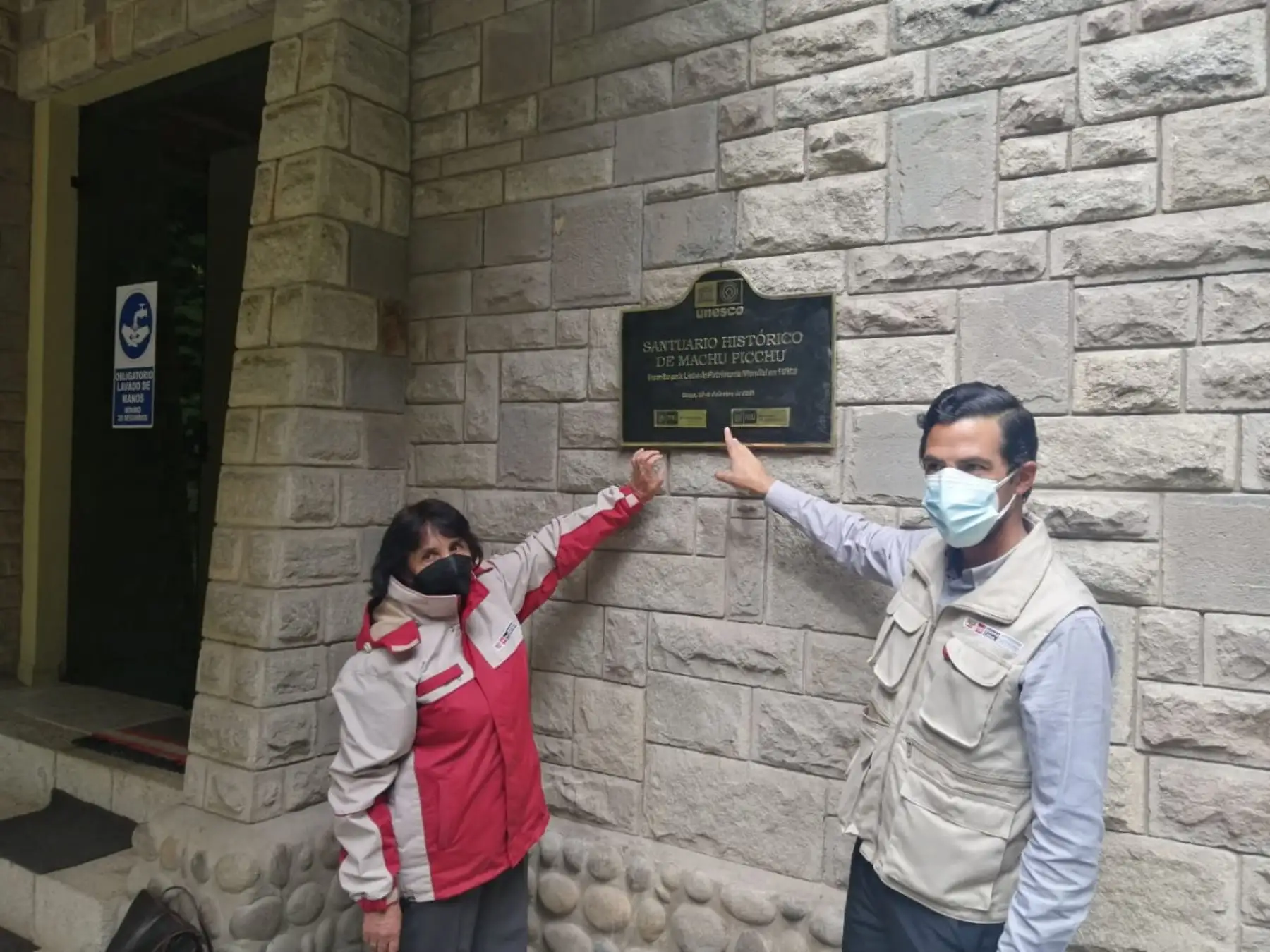 Autoridades de la Dirección Desconcentrada de Cultura de Cusco, del SERNANP y de la Municipalidad Distrital de Machupicchu, así como representantes de UNESCO en Perú, develaron una placa conmemorativa por la inscripción de Machupicchu en la Lista del Patrimonio Mundial Mixto Cultural y Natural de la UNESCO y plantaron árboles de quina en el principal destino turístico del país. Foto: Mincul