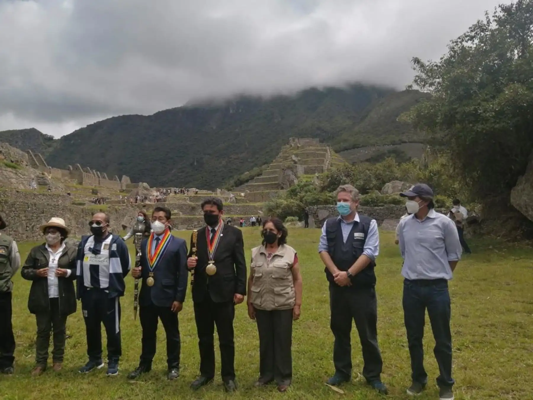 Autoridades de la Dirección Desconcentrada de Cultura de Cusco, del SERNANP y de la Municipalidad Distrital de Machupicchu, así como representantes de UNESCO en Perú, develaron una placa conmemorativa por la inscripción de Machupicchu en la Lista del Patrimonio Mundial Mixto Cultural y Natural de la UNESCO y plantaron árboles de quina en el principal destino turístico del país. Foto: Mincul