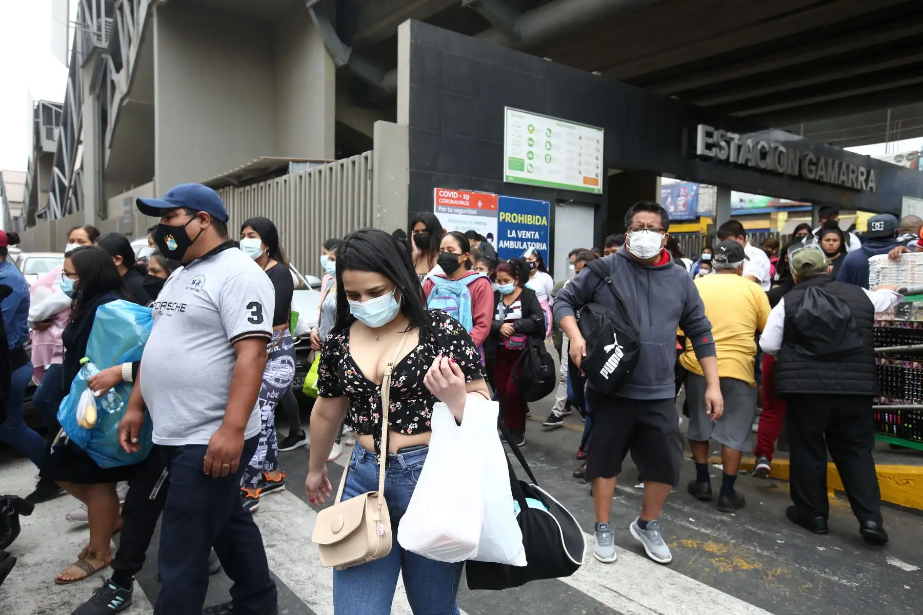 Ciudadanos acuden al Mercado Central para realizar sus compras navideñas. Foto: ANDINA/Vidal Tarqui