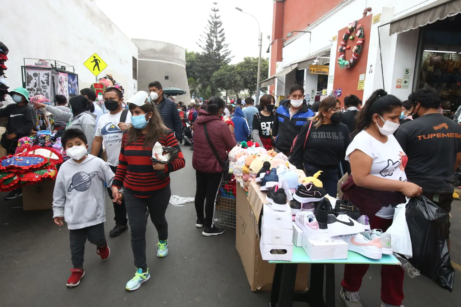 Ciudadanos acuden al Mercado Central para realizar sus compras navideñas. Foto: ANDINA/Vidal Tarqui
