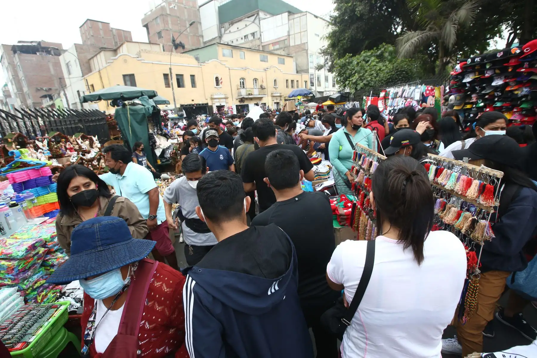 Ciudadanos acuden al Mercado Central para realizar sus compras navideñas. Foto: ANDINA/Vidal Tarqui