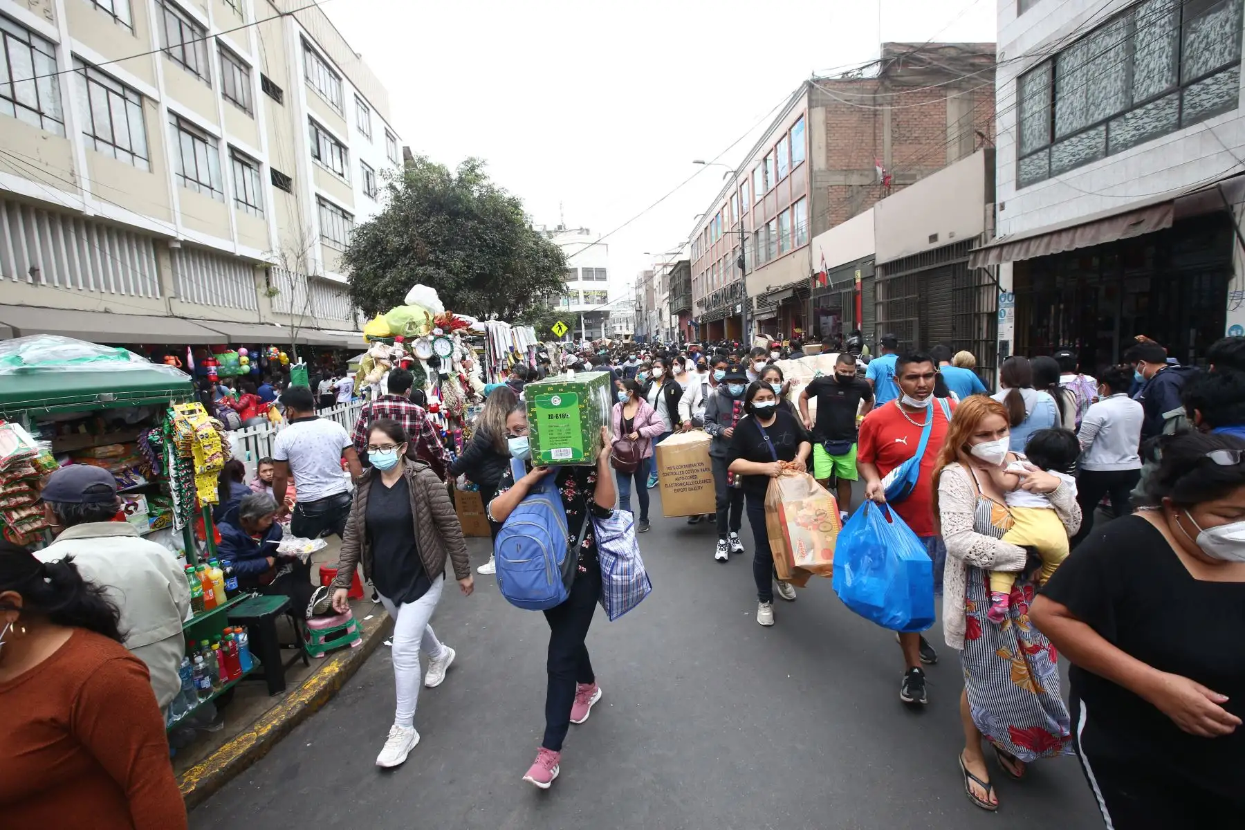 Ciudadanos acuden al Mercado Central para realizar sus compras navideñas. Foto: ANDINA/Vidal Tarqui