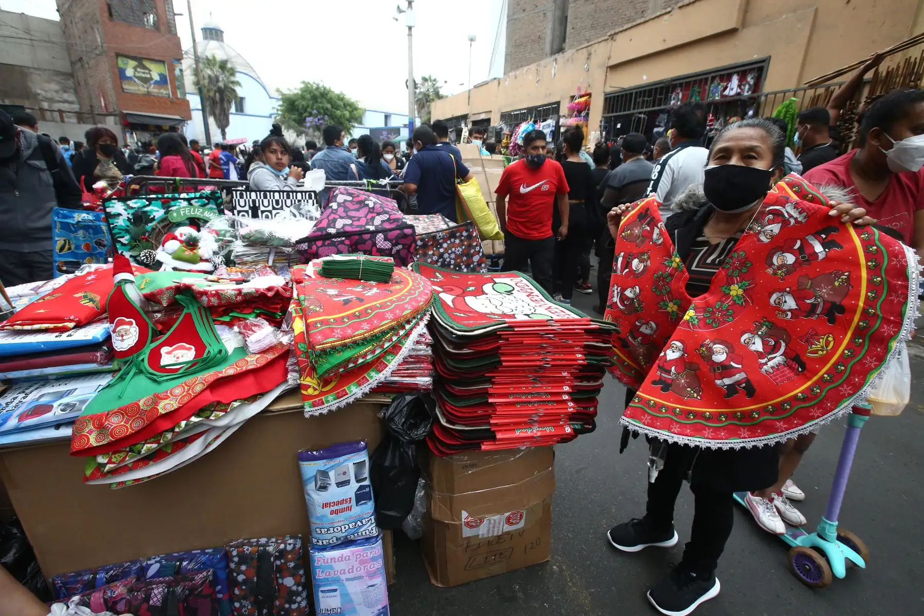 Ciudadanos acuden al Mercado Central para realizar sus compras navideñas. Foto: ANDINA/Vidal Tarqui
