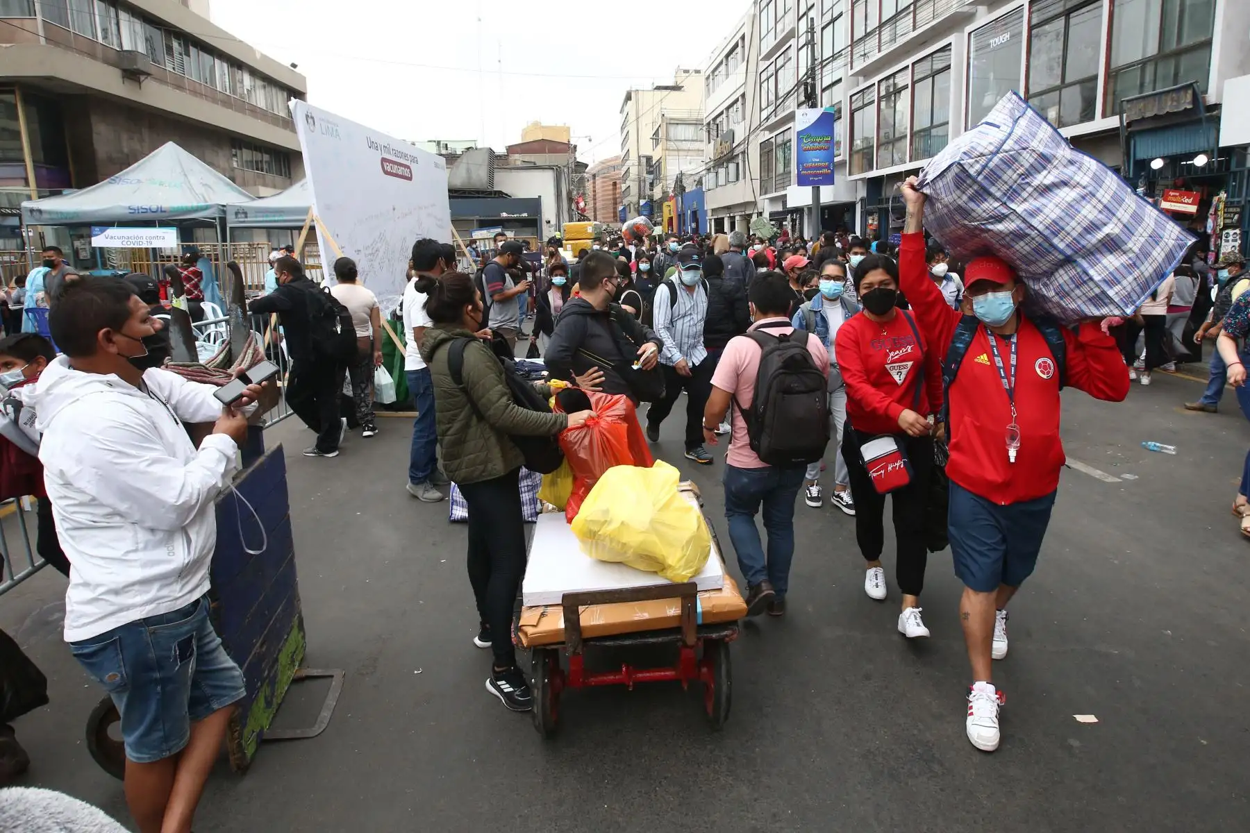 Ciudadanos acuden al Mercado Central para realizar sus compras navideñas. Foto: ANDINA/Vidal Tarqui