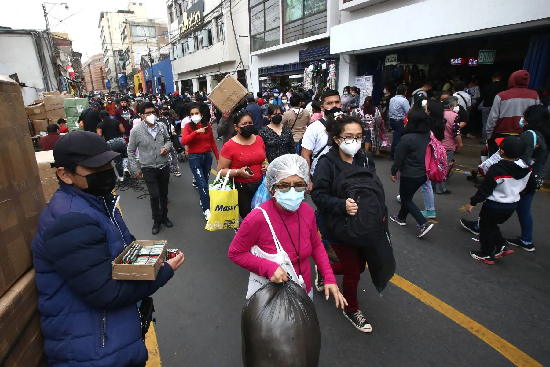 Ciudadanos acuden al Mercado Central para realizar sus compras navideñas. Foto: ANDINA/Vidal Tarqui