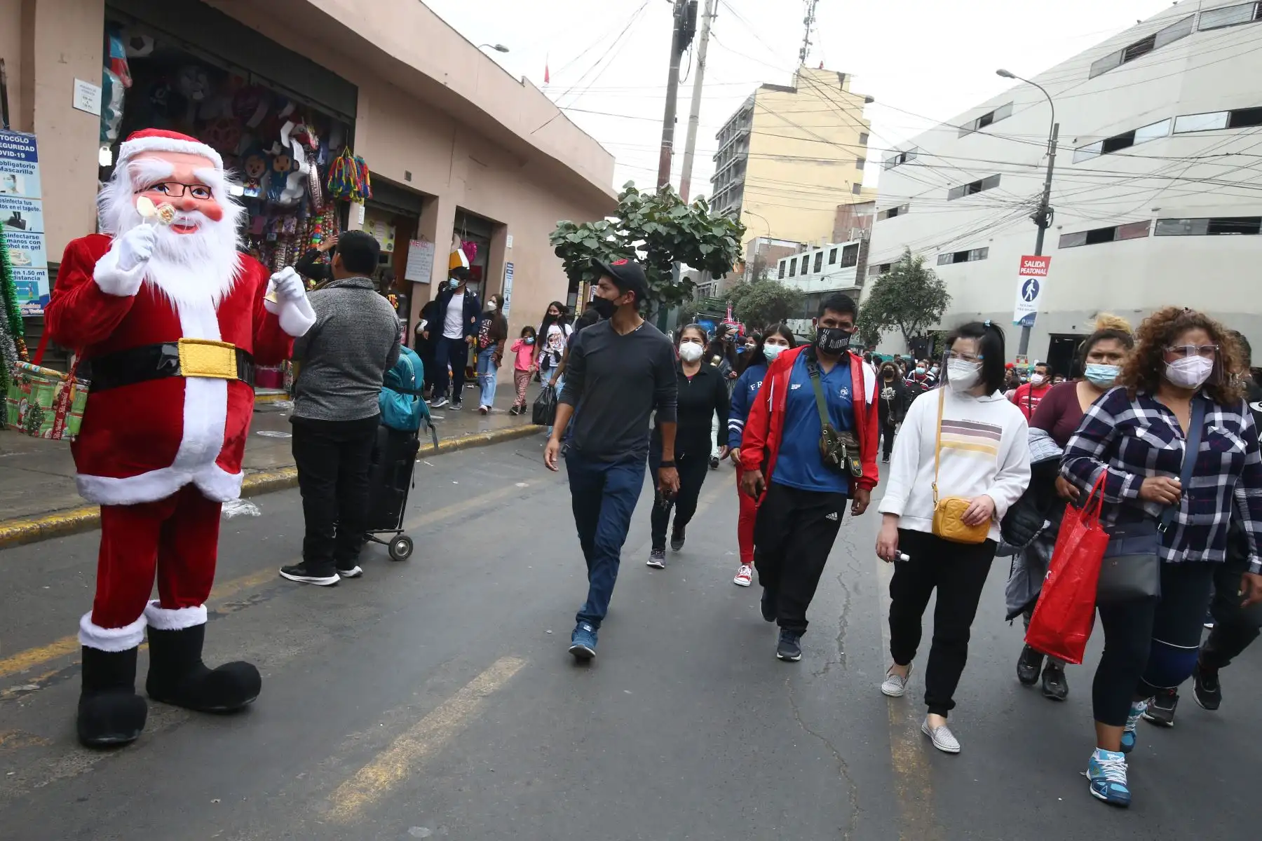 Ciudadanos acuden al Mercado Central para realizar sus compras navideñas. Foto: ANDINA/Vidal Tarqui