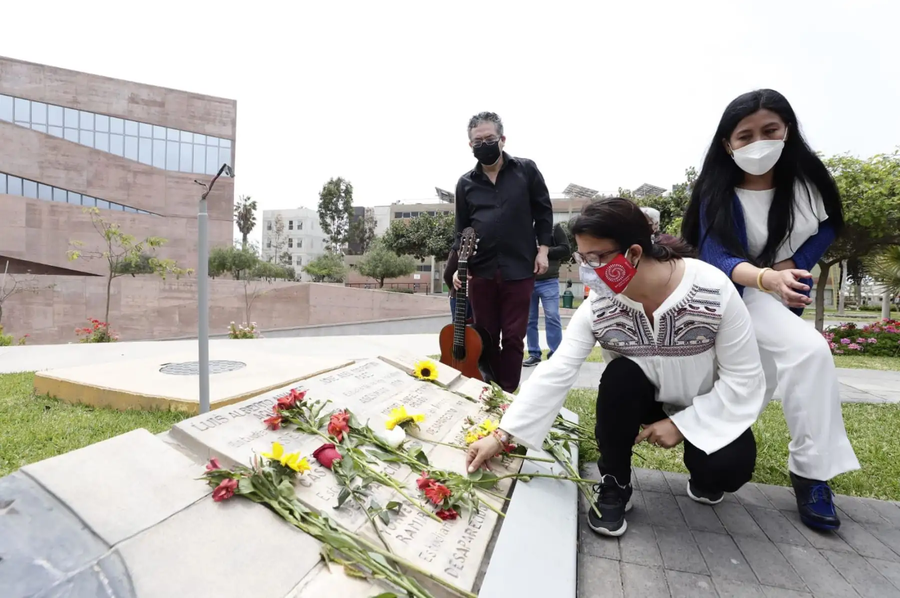 La ministra de Cultura, Gisela Ortiz, participó esta mañana en el recorrido “Caminos por la Memoria”, actividad que se desarrolló en el marco de la conmemoración por el Día de los Derechos Humanos. Foto: Mincul