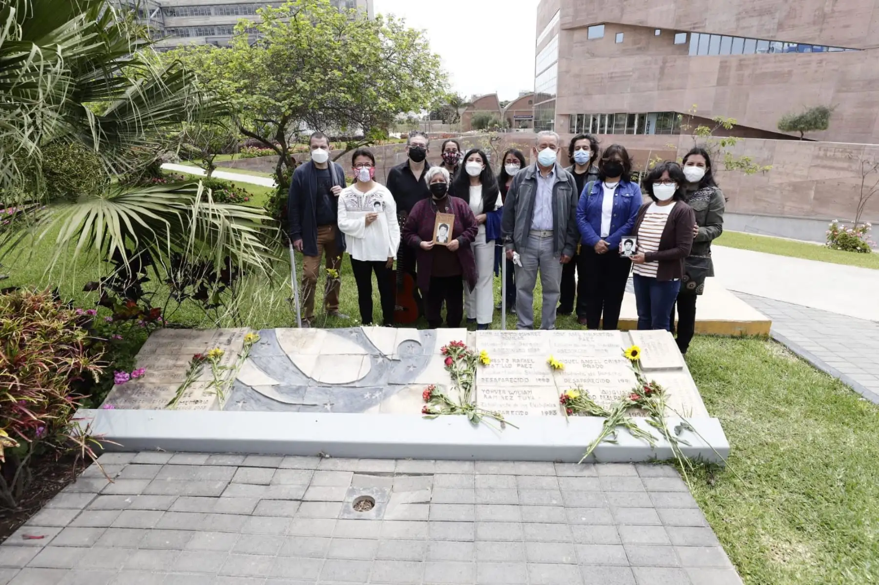 La ministra de Cultura, Gisela Ortiz, participó esta mañana en el recorrido “Caminos por la Memoria”, actividad que se desarrolló en el marco de la conmemoración por el Día de los Derechos Humanos. Foto: Mincul