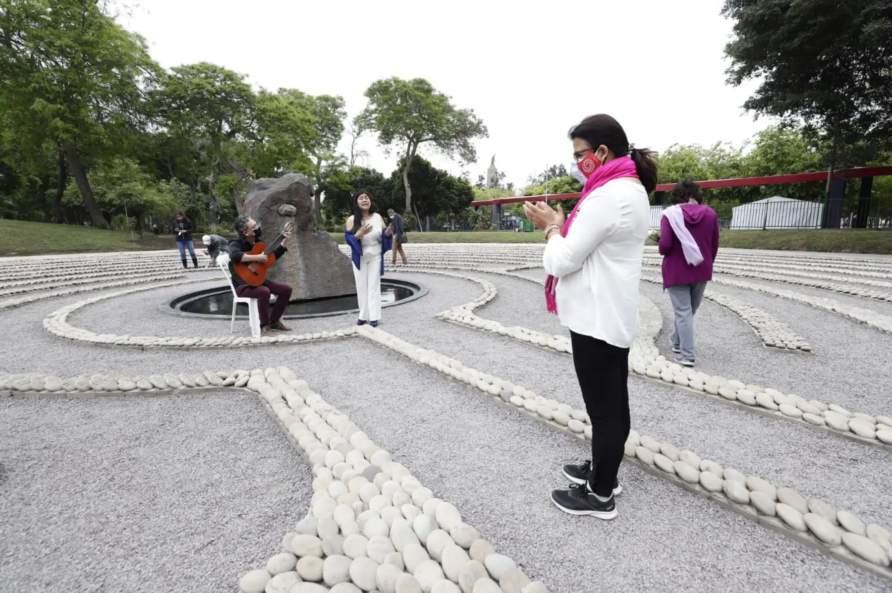 La ministra de Cultura, Gisela Ortiz, participó esta mañana en el recorrido “Caminos por la Memoria”, actividad que se desarrolló en el marco de la conmemoración por el Día de los Derechos Humanos. Foto: Mincul