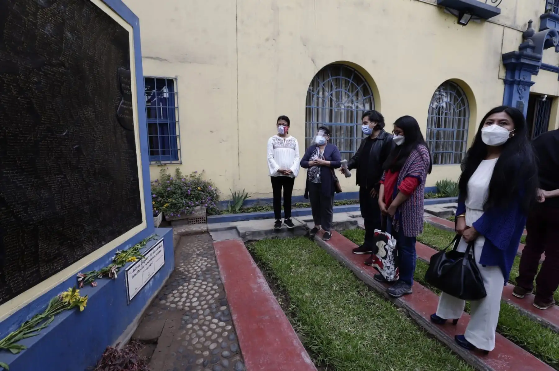 La ministra de Cultura, Gisela Ortiz, participó esta mañana en el recorrido “Caminos por la Memoria”, actividad que se desarrolló en el marco de la conmemoración por el Día de los Derechos Humanos. Foto: Mincul