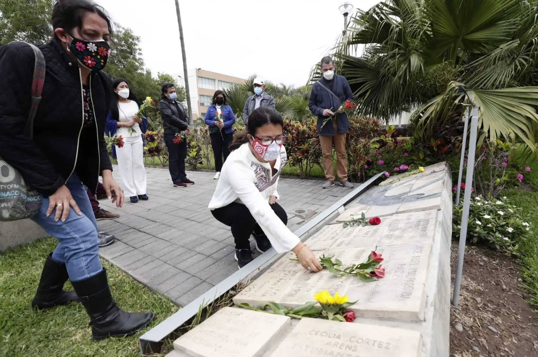 La ministra de Cultura, Gisela Ortiz, participó esta mañana en el recorrido “Caminos por la Memoria”, actividad que se desarrolló en el marco de la conmemoración por el Día de los Derechos Humanos. Foto: Mincul