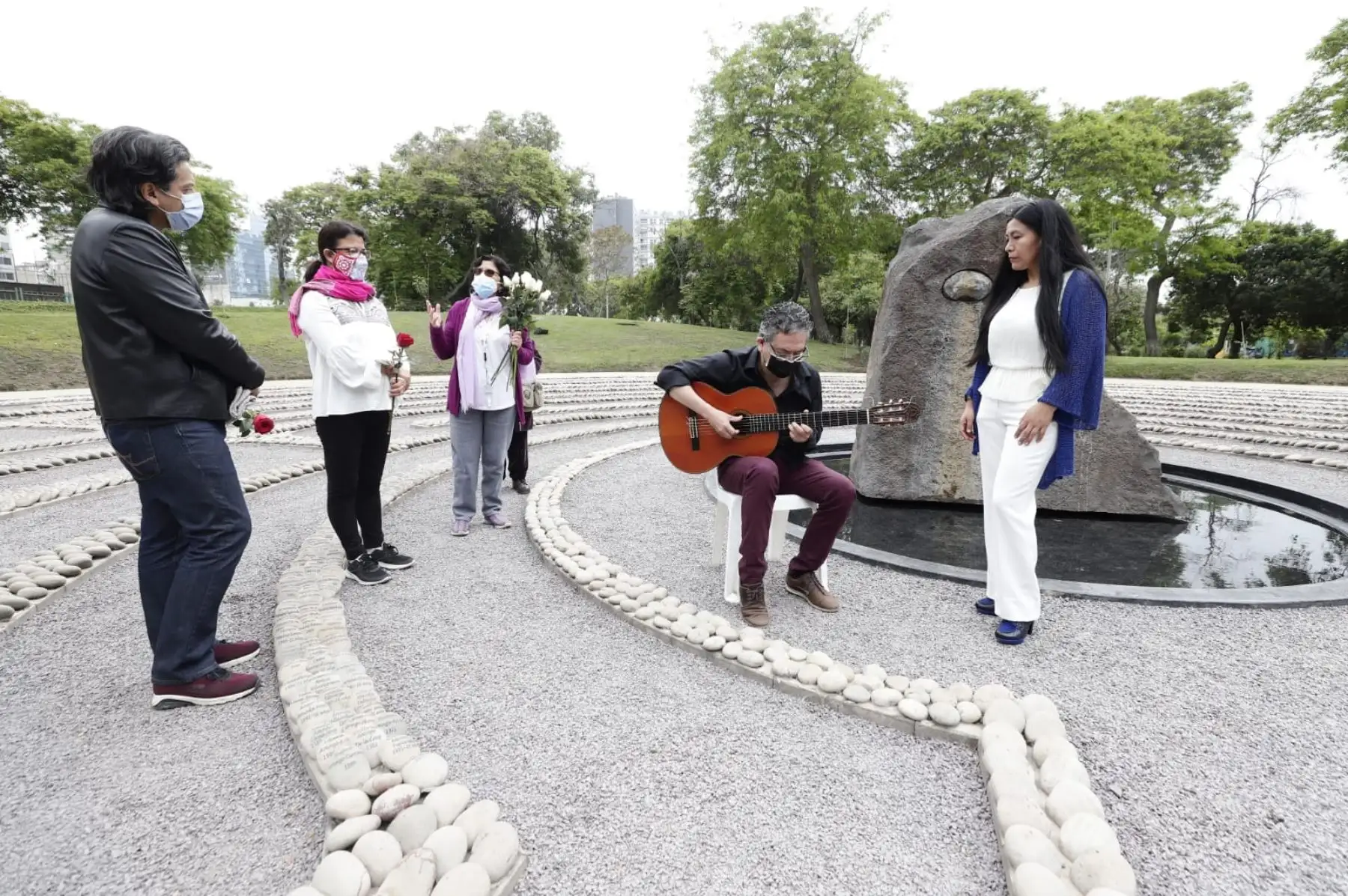 La ministra de Cultura, Gisela Ortiz, participó esta mañana en el recorrido “Caminos por la Memoria”, actividad que se desarrolló en el marco de la conmemoración por el Día de los Derechos Humanos. Foto: Mincul