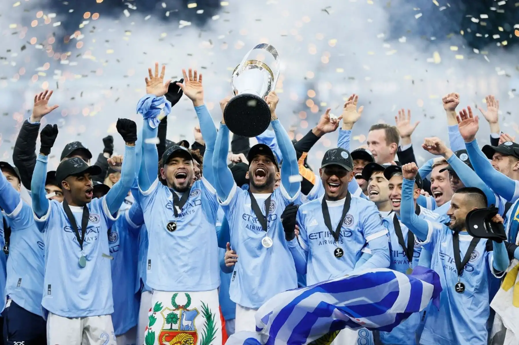 Jugadores del Nueva York City FC celebran después de derrotar a los Portland Timbers para ganar la Copa MLS en Providence Park el 11 de diciembre de 2021 en Portland, Oregon. Foto: AFP
