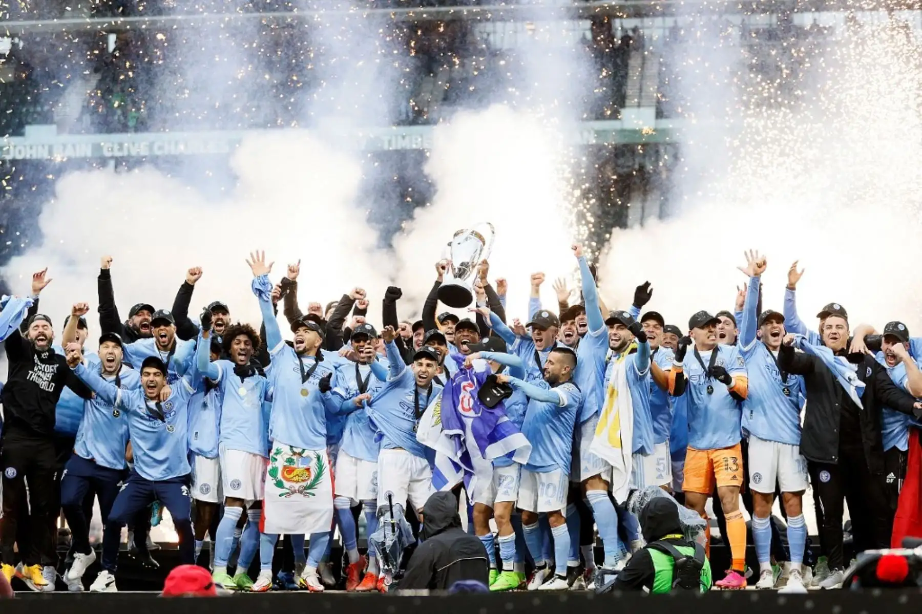 Jugadores del Nueva York City FC celebran después de derrotar a los Portland Timbers para ganar la Copa MLS en Providence Park el 11 de diciembre de 2021 en Portland, Oregon. Foto: AFP