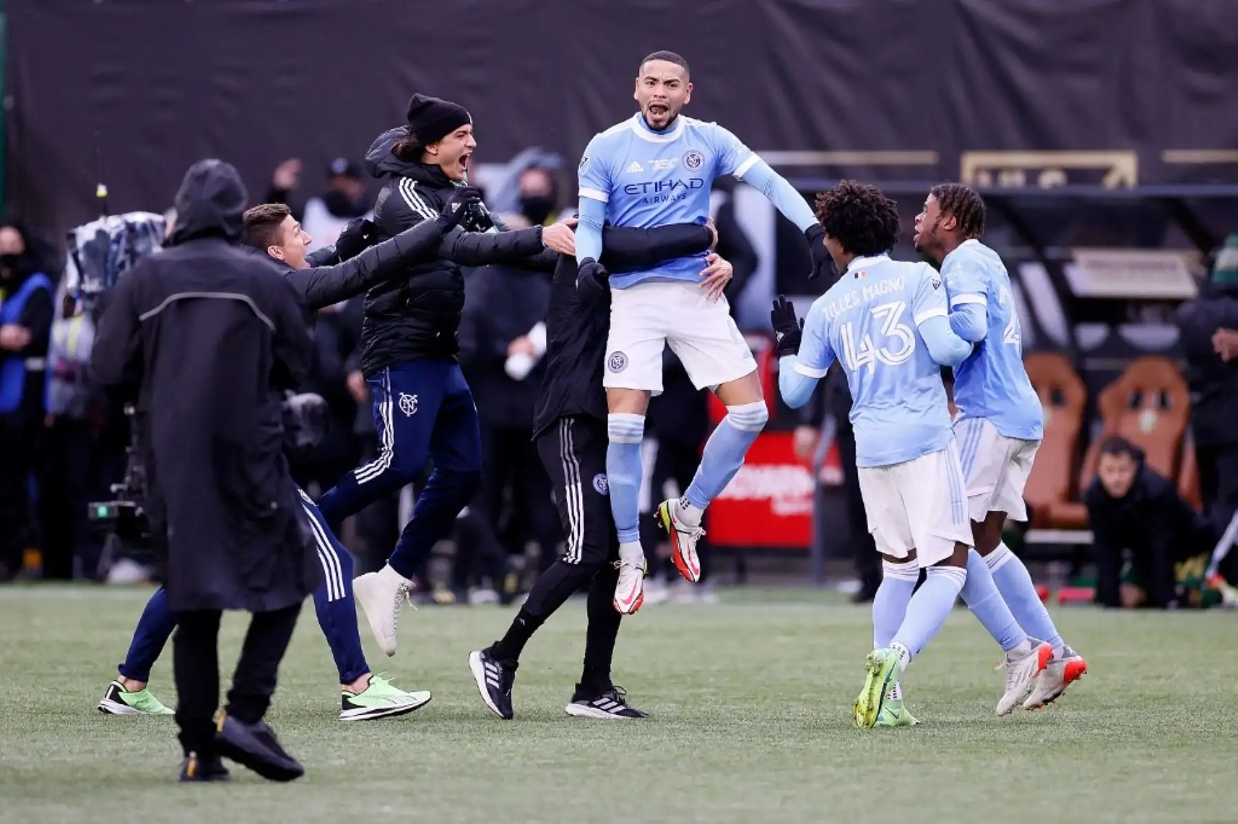 Alexander Callens del Nueva York City FC celebra después de convertir un tiro penal para ganar la final de la Copa MLS 2021 contra Portland Timbers en Providence Park el 11 de diciembre de 2021 en Portland, Oregon. Foto: AFP