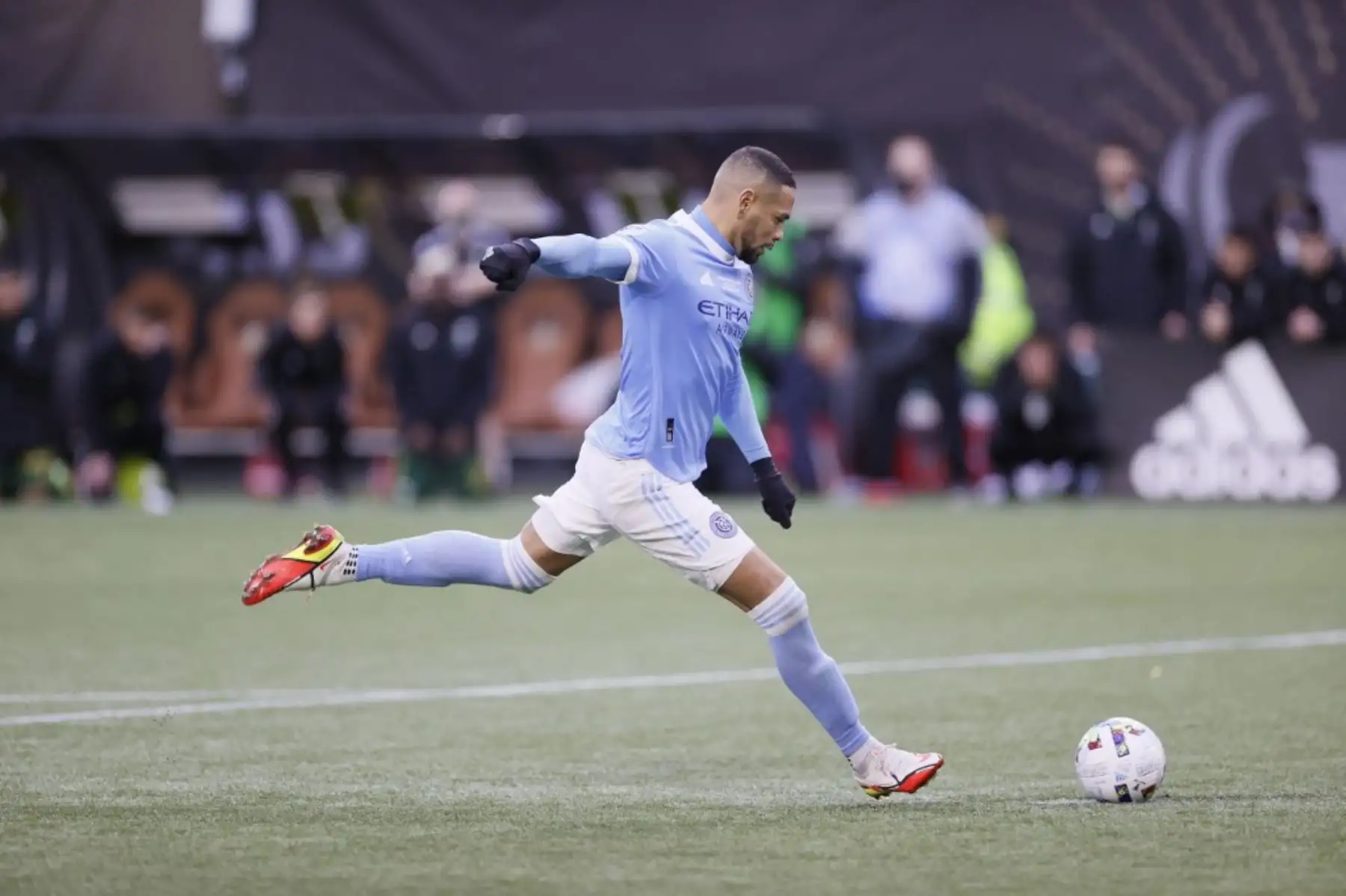Alexander Callens del Nueva York City FC anota un tiro penal para ganar la final de la Copa MLS 2021 contra Portland Timbers en Providence Park el 11 de diciembre de 2021 en Portland, Oregon. Foto: AFP