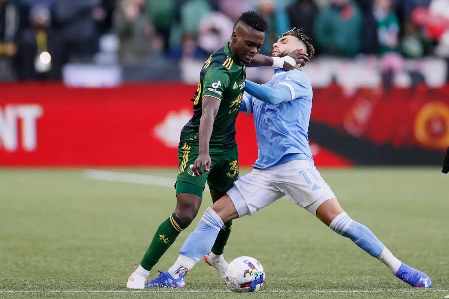 Santiago Moreno # 30 de Portland Timbers defiende contra Valentin Castellanos # 11 del NYC FC durante el tiempo extra de la final de la Copa MLS 2021 en Providence Park el 11 de diciembre de 2021 en Portland, Oregon. Foto: AFP