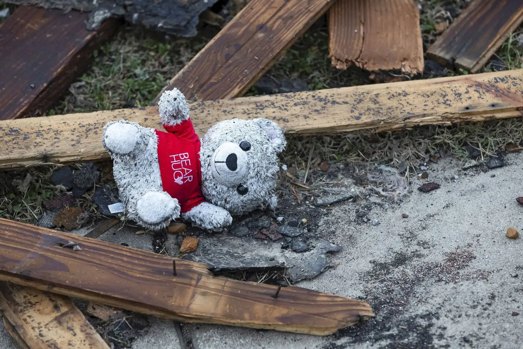Un juguete de un niño entre los daños causados por un tornado, en Mayfield, Kentucky, Estados Unidos. Foto: EFE