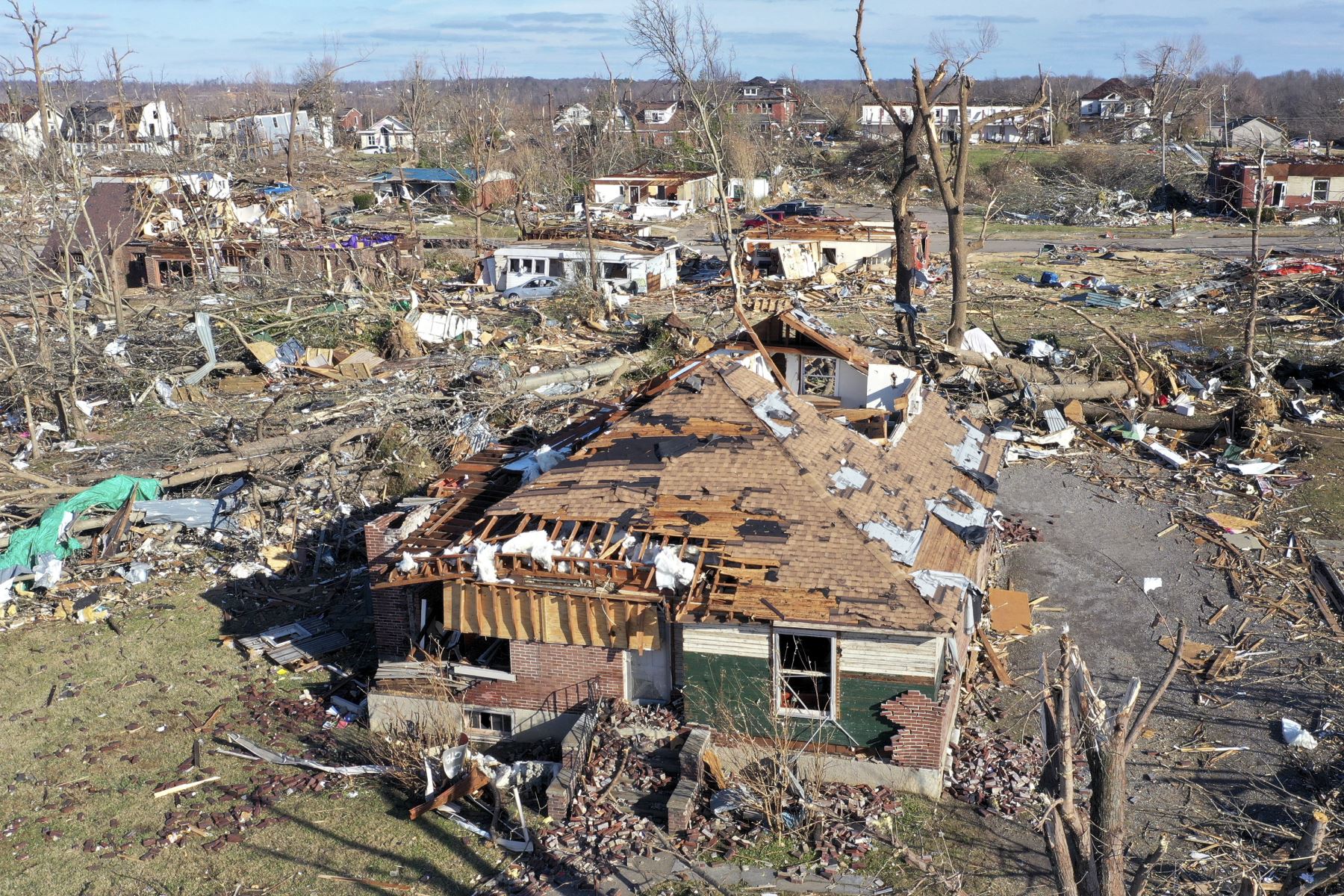 Una vista aérea muestra las casas están totalmente destruidas después de que un tornado arrasara la noche anterior la ciudad de Mayfield, Kentucky, en los Estados Unidos. Foto: AFP