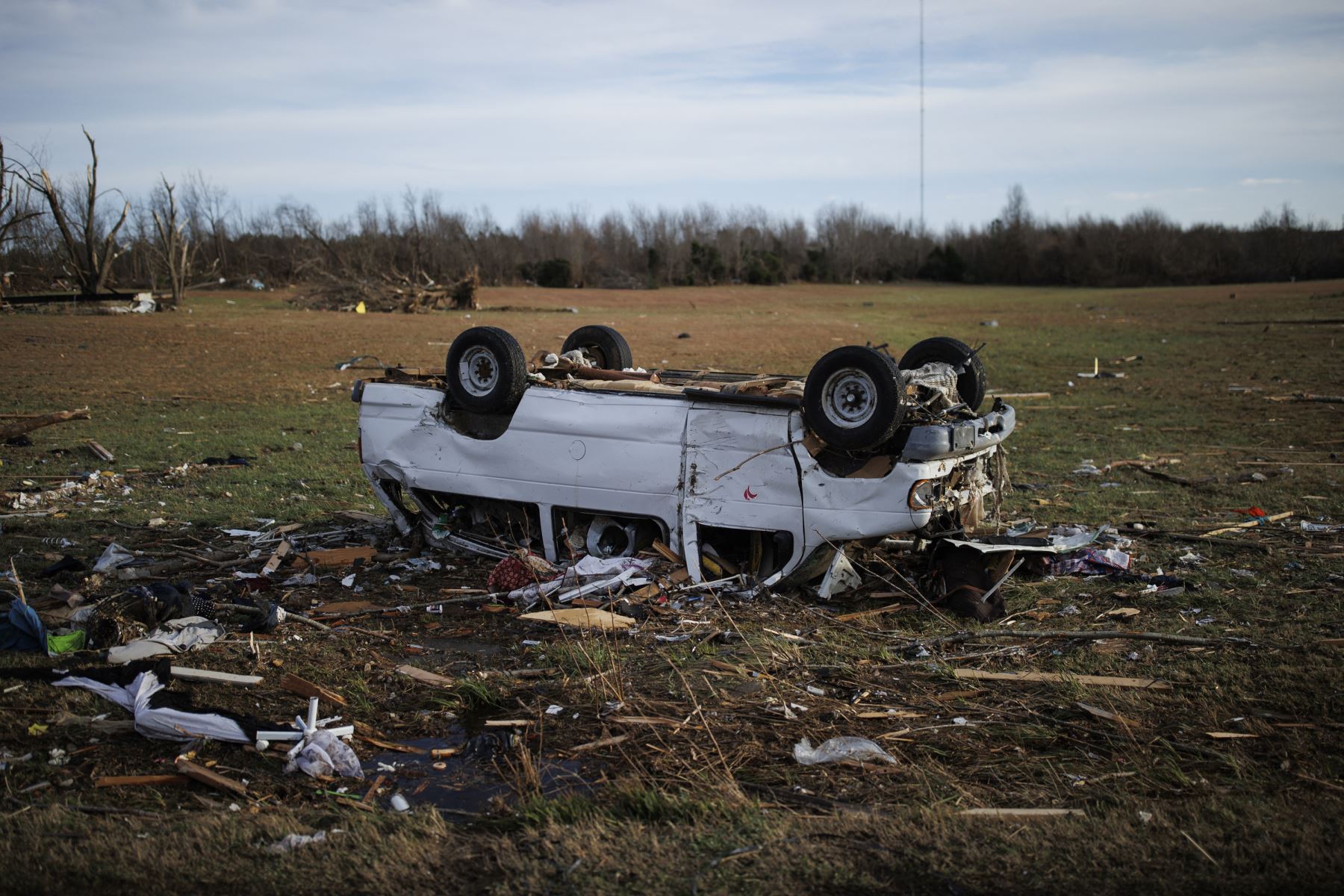 Una camioneta volcada en un campo vacío en un vecindario rural que fue devastado por un tornado la noche anterior, en Mayfield, Kentucky, en los Estados Unidos. Foto: AFP