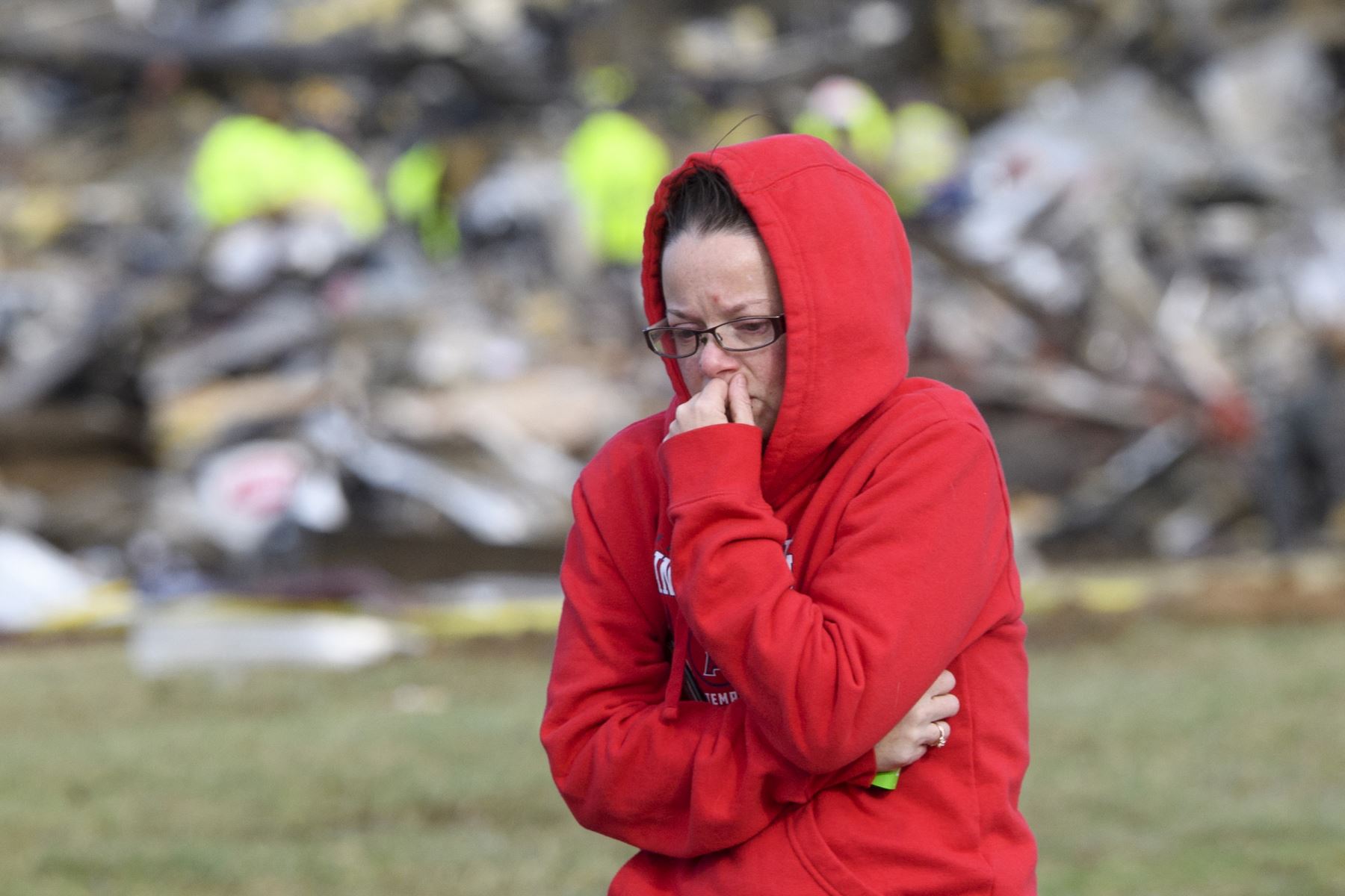 Una mujer se observa lo que queda de Mayfield, en Kentucky, luego que un tornado arrasara la ciudad la noche anterior dejando al menos 83 muertos. Foto: AFP